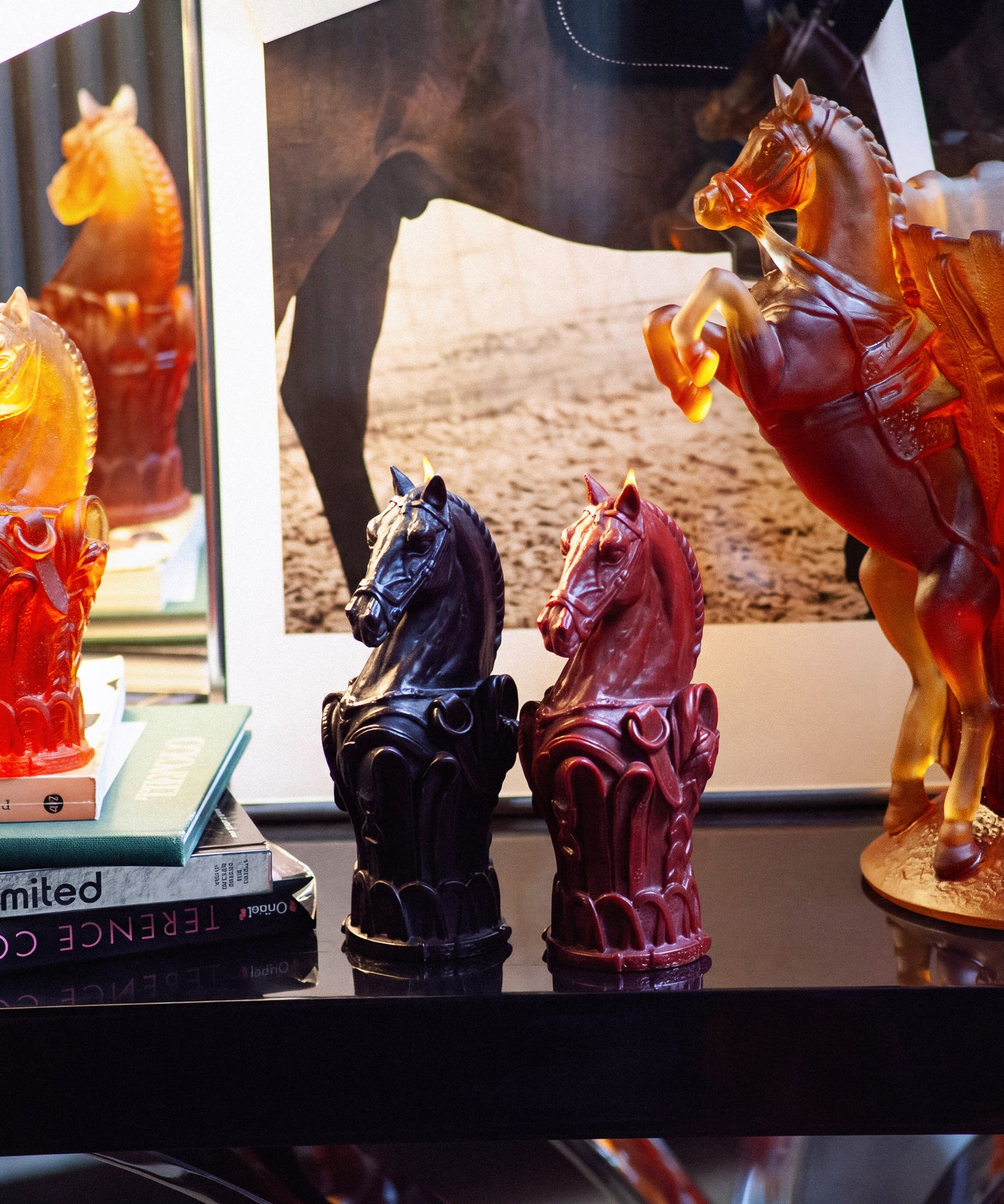 Bougie sculptée en forme de chevalier d'échecs noir Rêve Equestre de Daum Intérieur, détail finement travaillé sur la cire noire.