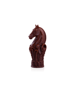 Bougie sculptée Rêve Équestre avec cavalier d'échec en cuir brun, design artistique de Daum Intérieur.