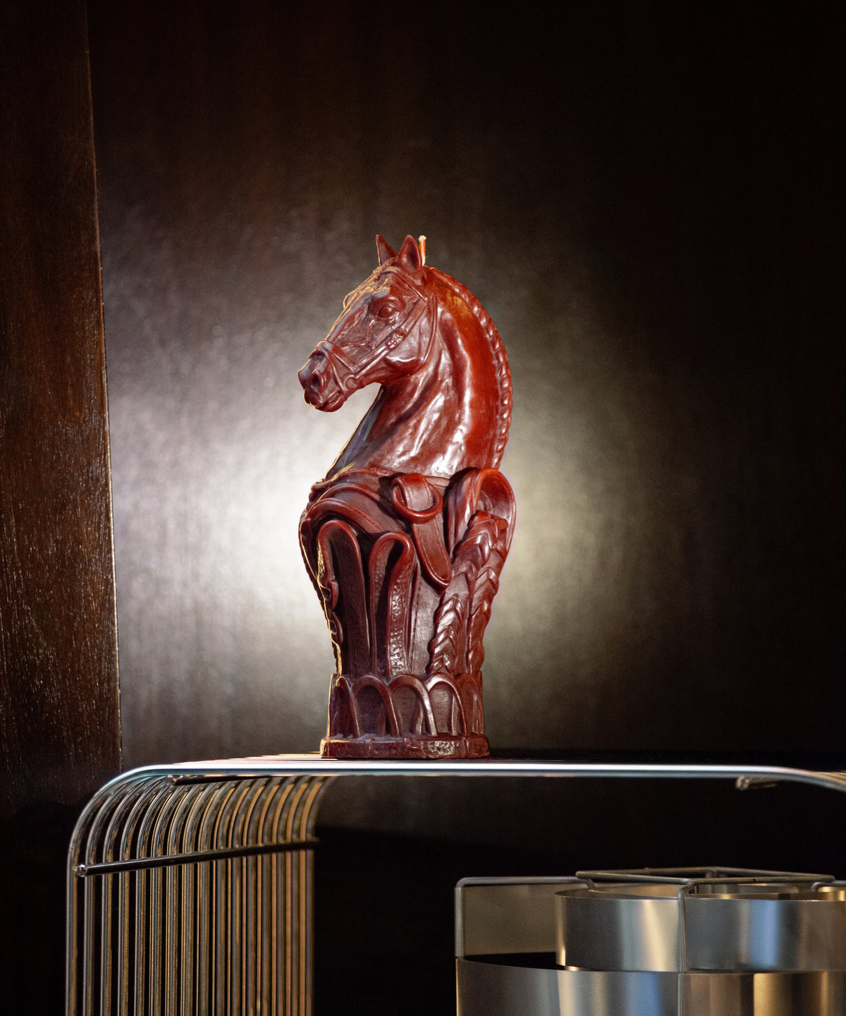 Bougie sculptée en forme de cavalier d’échecs en cuir marron, design élégant de la collection Rêve Equestre de Daum Intérieur.