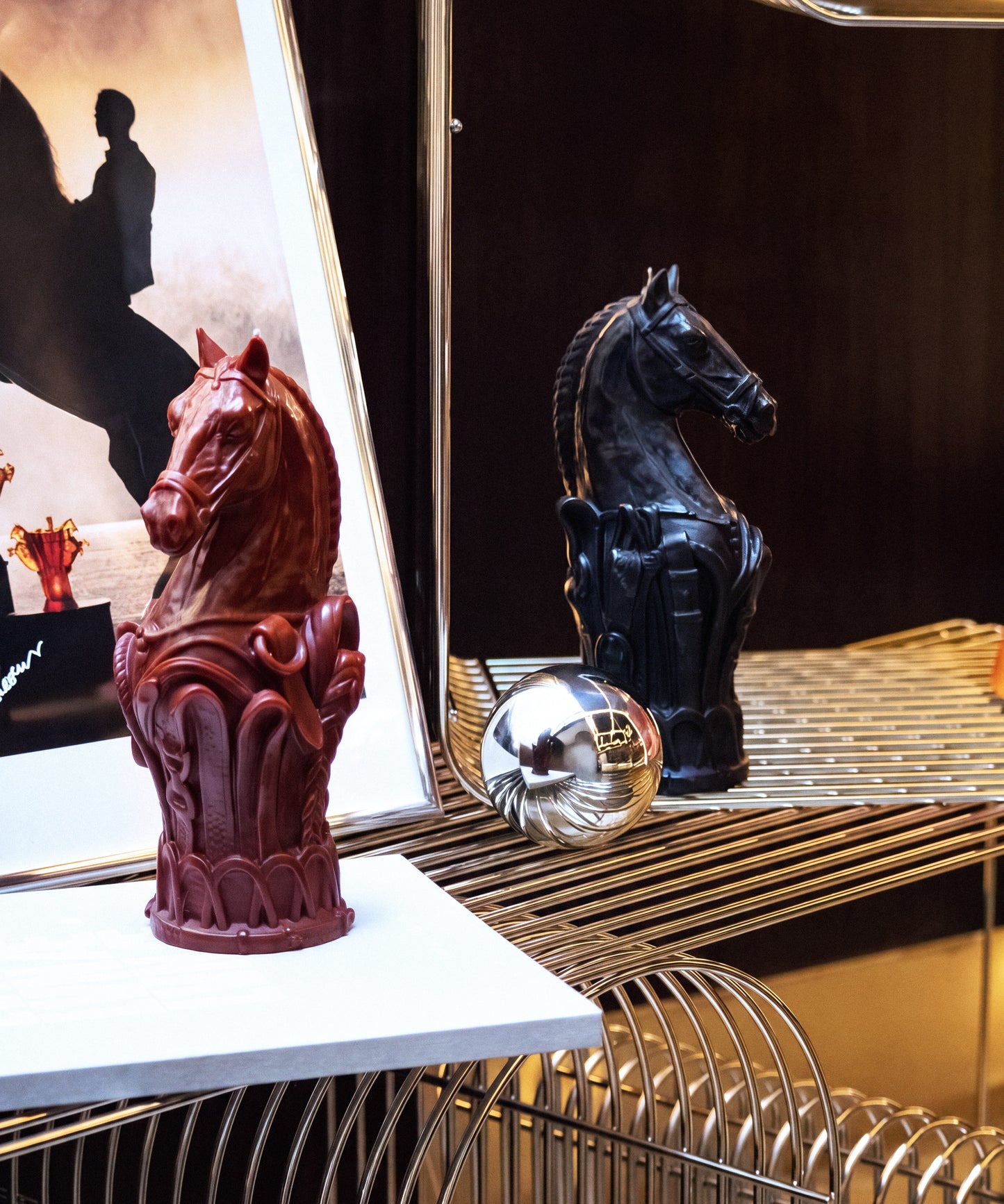 Bougie sculptée en forme de cavalier d’échecs en cuir marron, décoration élégante par Daum Intérieur.