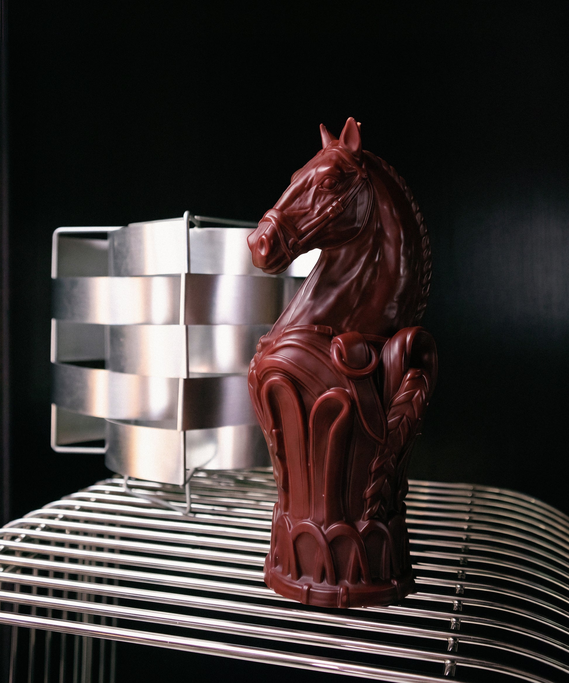 Bougie sculptée en forme de chevalier d’échecs en cuir marron, design artistique de la collection Rêve Équestre de Daum Intérieur.
