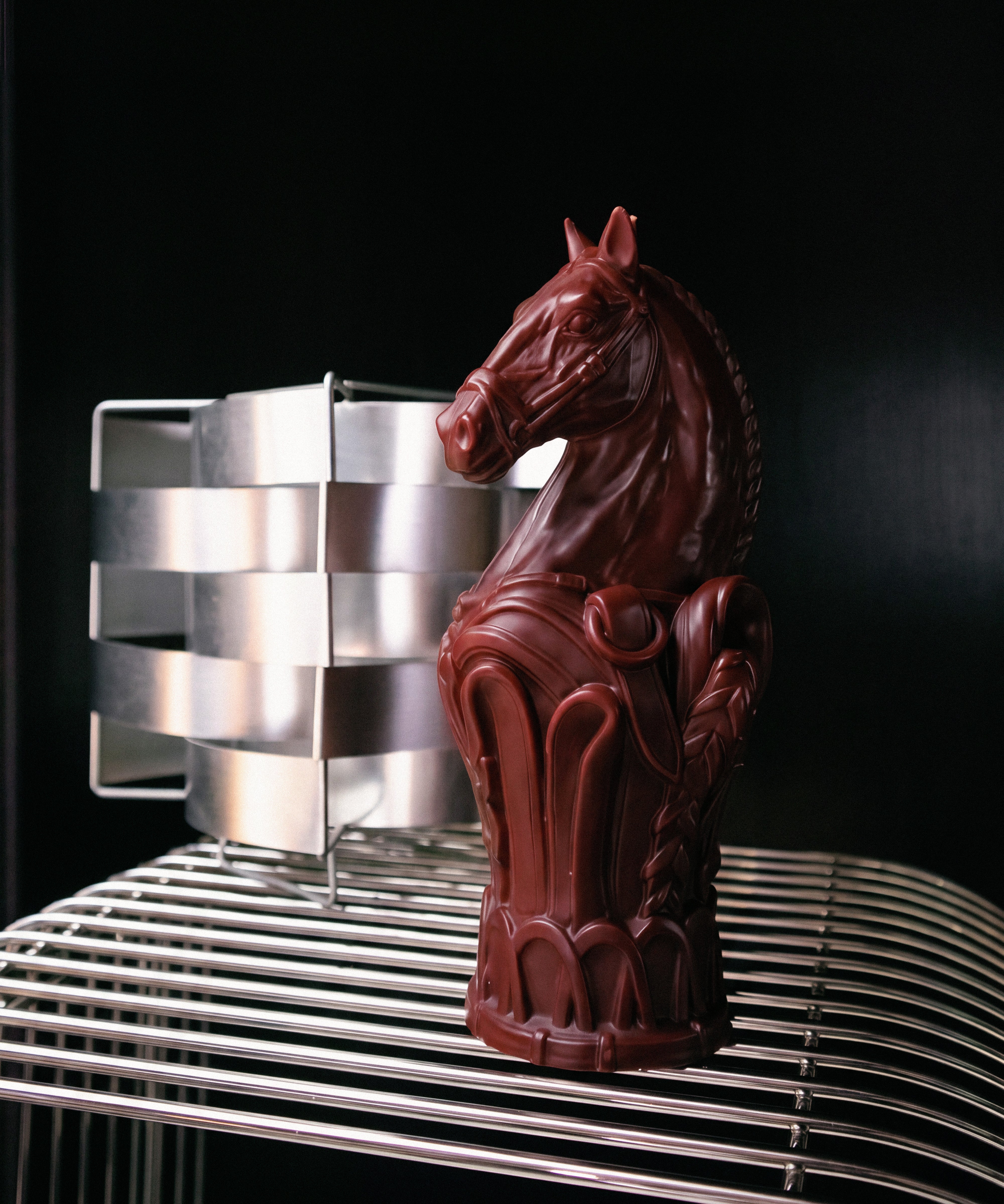 Bougie sculptée en forme de chevalier d’échecs en cuir marron, design artistique de la collection Rêve Équestre de Daum Intérieur.