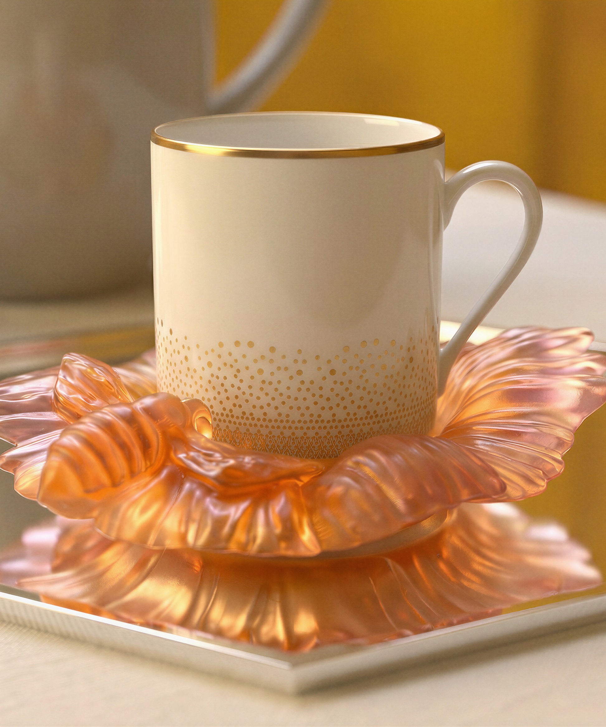 Deux tasses à café en cristal avec soucoupe, coffret Or d'Abeille de Daum Intérieur, élégantes et raffinées.