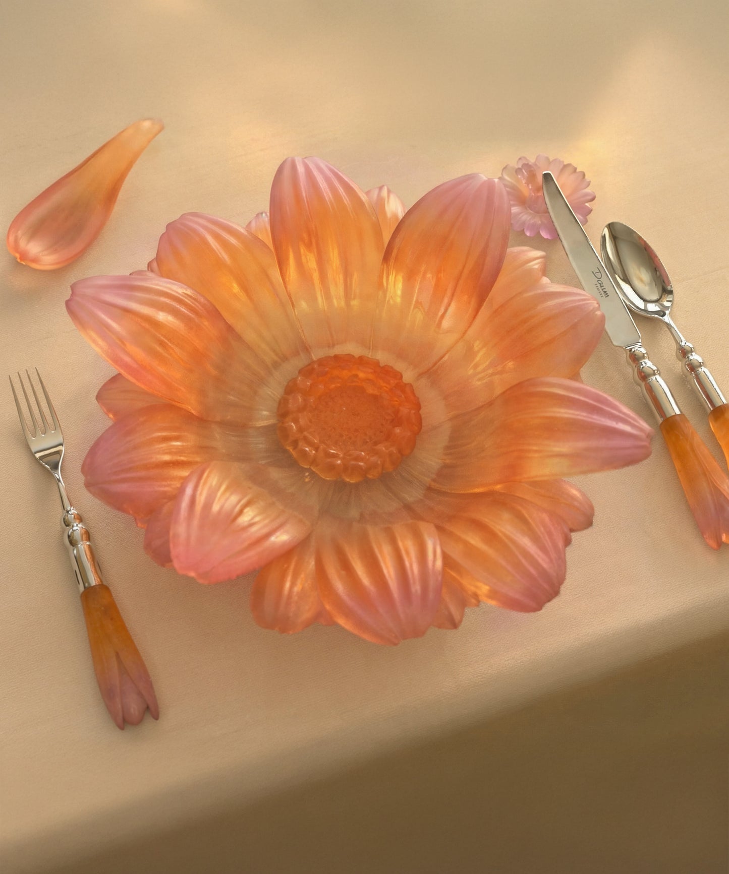 Assortiment de deux amuse-bouches à la cire d'abeille dans un coffret Daum Intérieur, présenté sur une surface élégante.