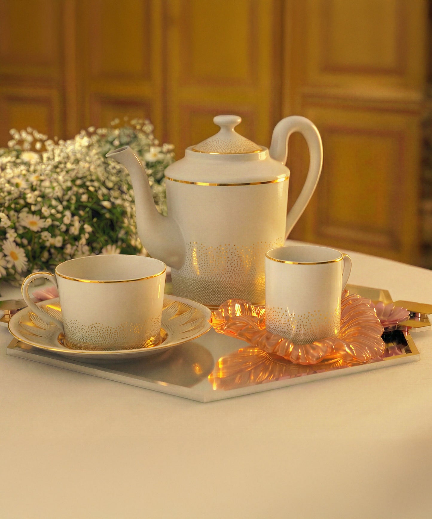 Deux tasses à café en cristal avec soucoupes du coffret Or d'Abeille de Daum Intérieur, élégantes et raffinées.