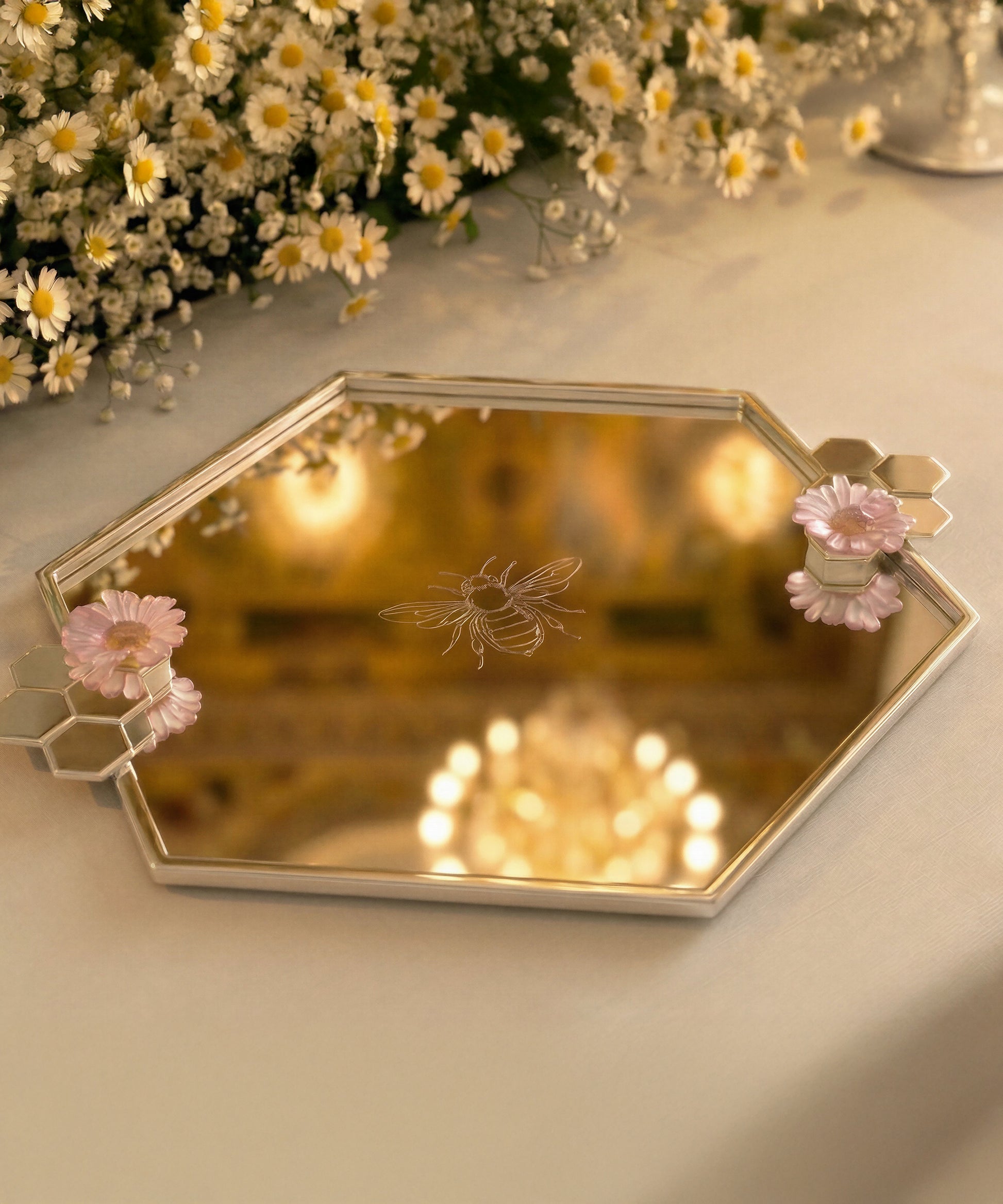 Plateau grand modèle en or d'abeille de la marque Daum Intérieur, décoration élégante avec motif d'abeille en or.