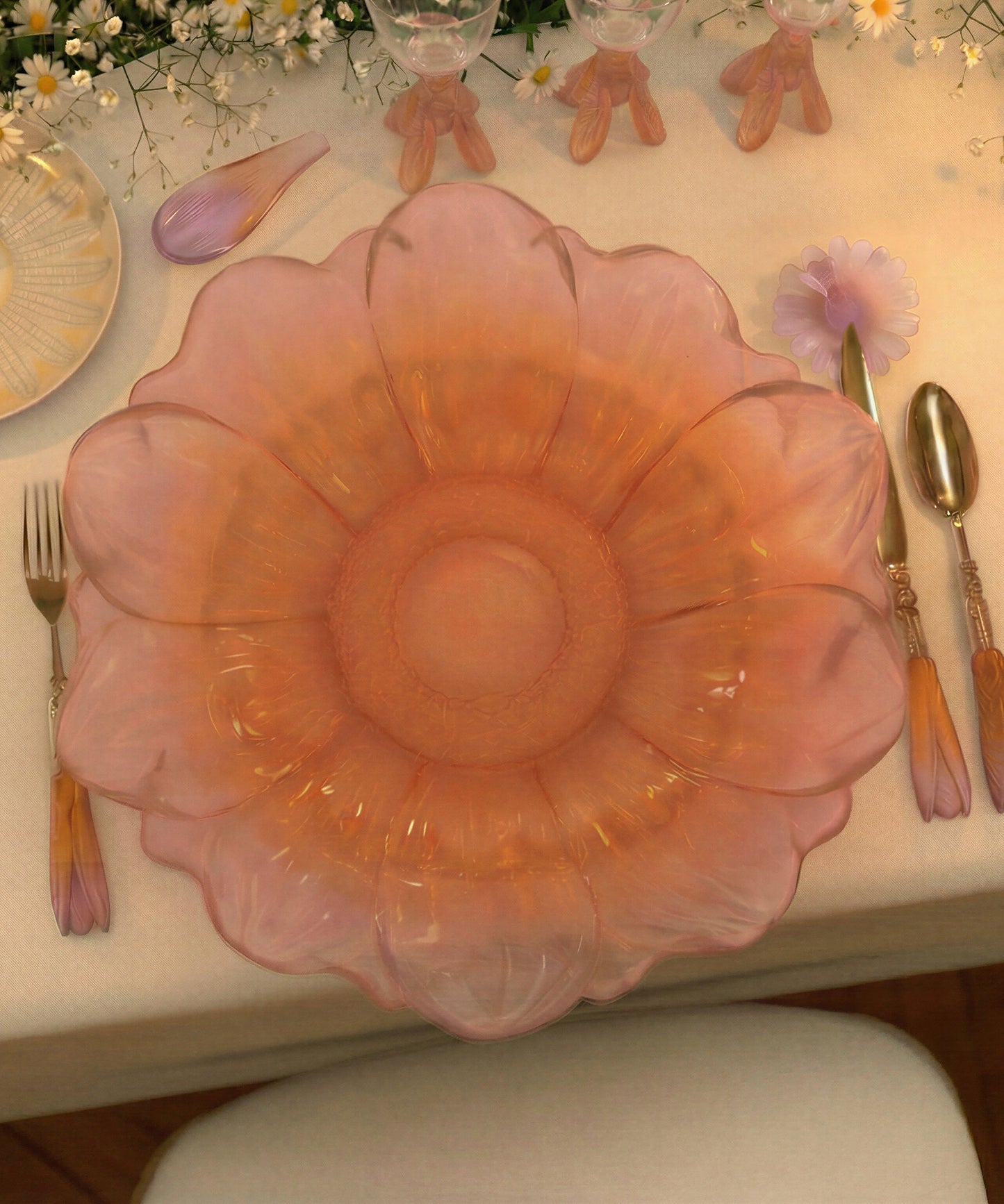 Deux fourchettes de table en or d'abeille de la collection Daum Intérieur, élégantes et raffinées, posées sur une surface claire.