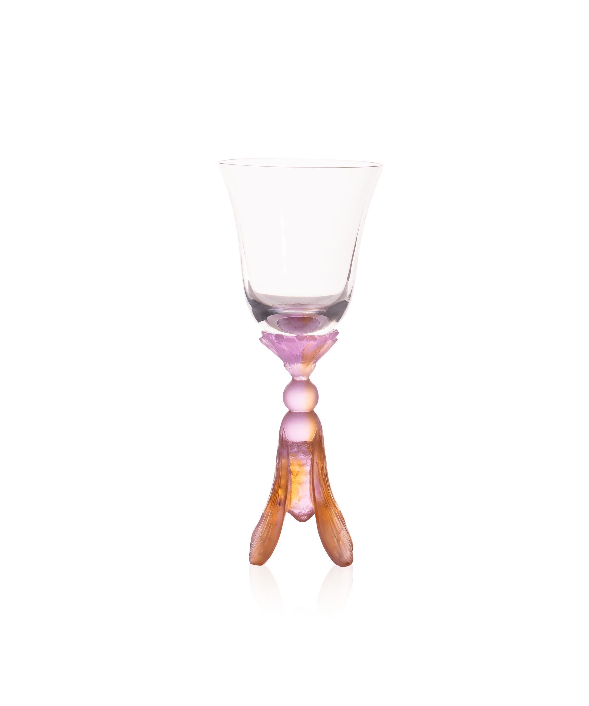 Deux verres à vin en cristal de la collection Or d'Abeille de Daum Intérieur, élégants et finement sculptés.