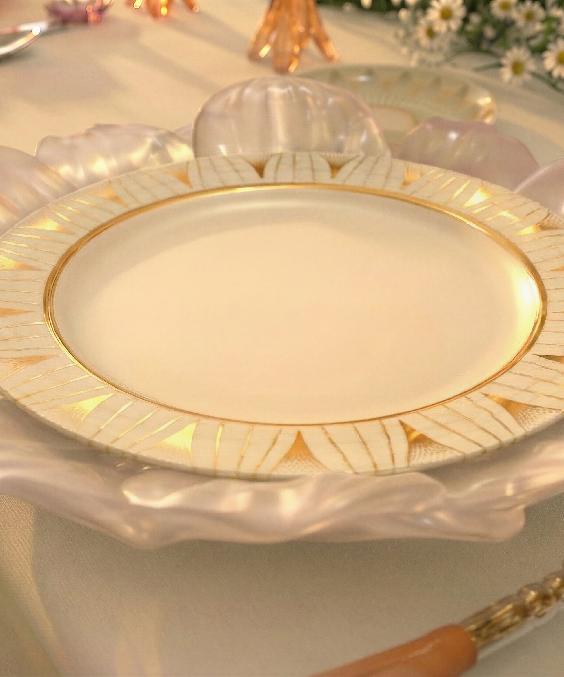 Assiette de gastronomie Or d'Abeille en coffret de 2, design élégant et luxe, fabriquée par Daum Intérieur.