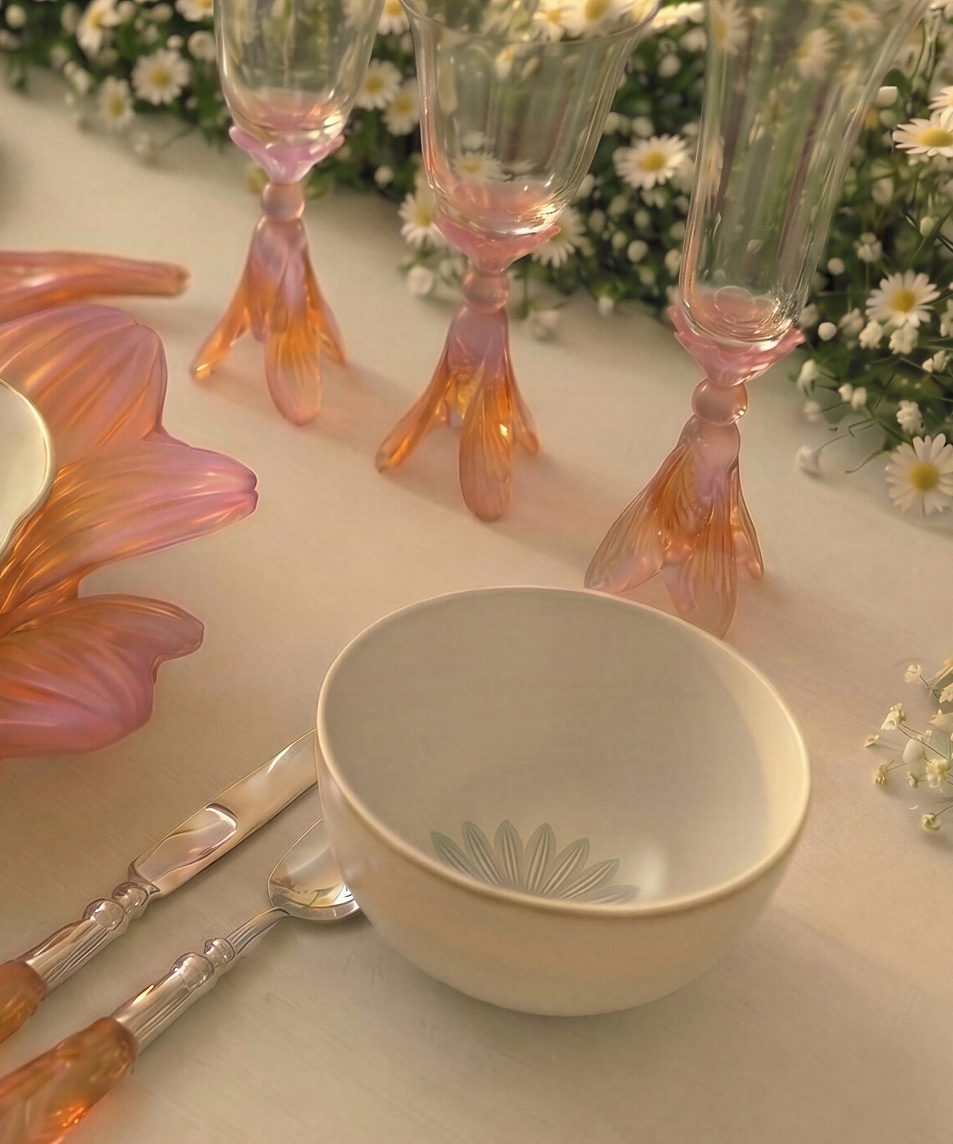 Deux bols à riz en porcelaine or d'abeille de la marque Daum Intérieur, élégants et décoratifs pour la cuisine.