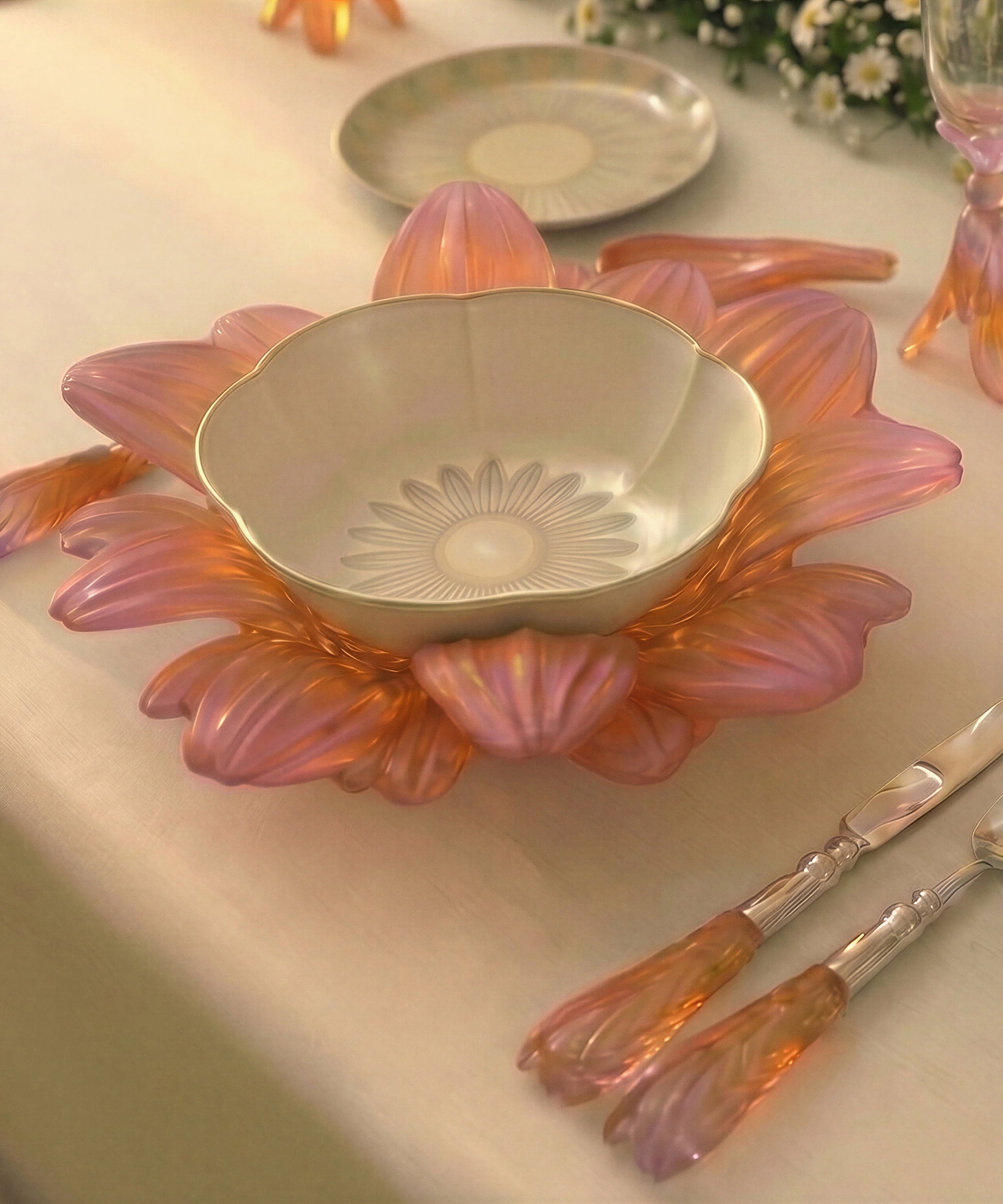 Deux coupes saveur fleur en or d'abeille de la marque Daum Intérieur, élégantes et délicates pour la décoration ou la dégustation.