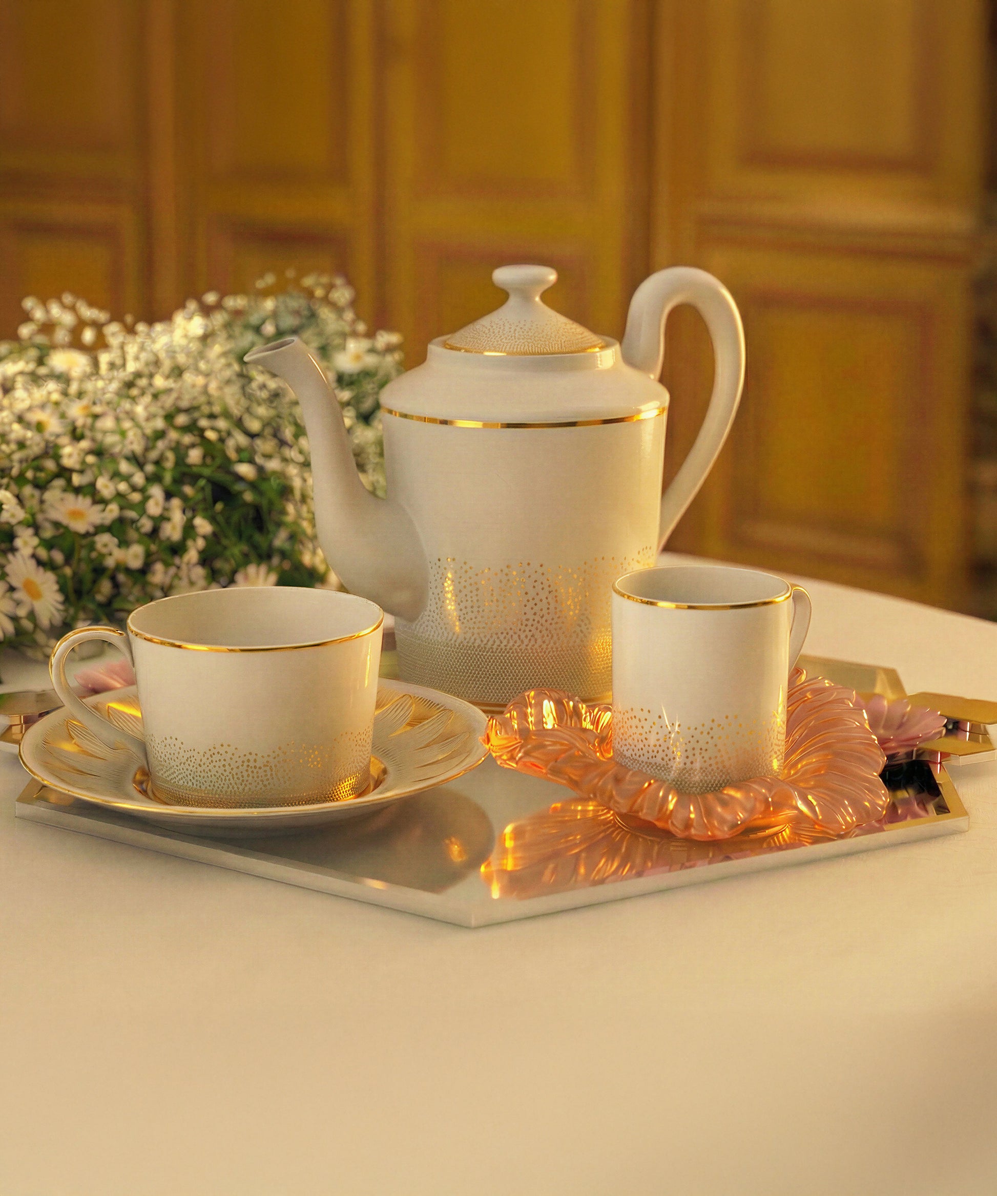 Deux tasses à thé en porcelaine avec soucoupes, coffret Or d'Abeille de Daum Intérieur, détails élégants et finition raffinée.