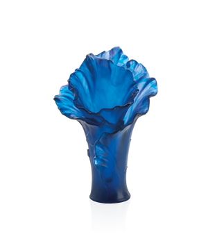 Vase grand modèle Arum de Daum en verre bleu nuit avec finition élégante.