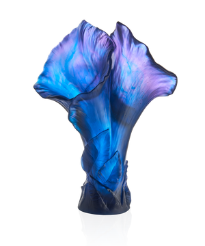 Vase Arum Magnum de Daum en verre bleu nuit avec finition élégante, design artistique et forme volumineuse.