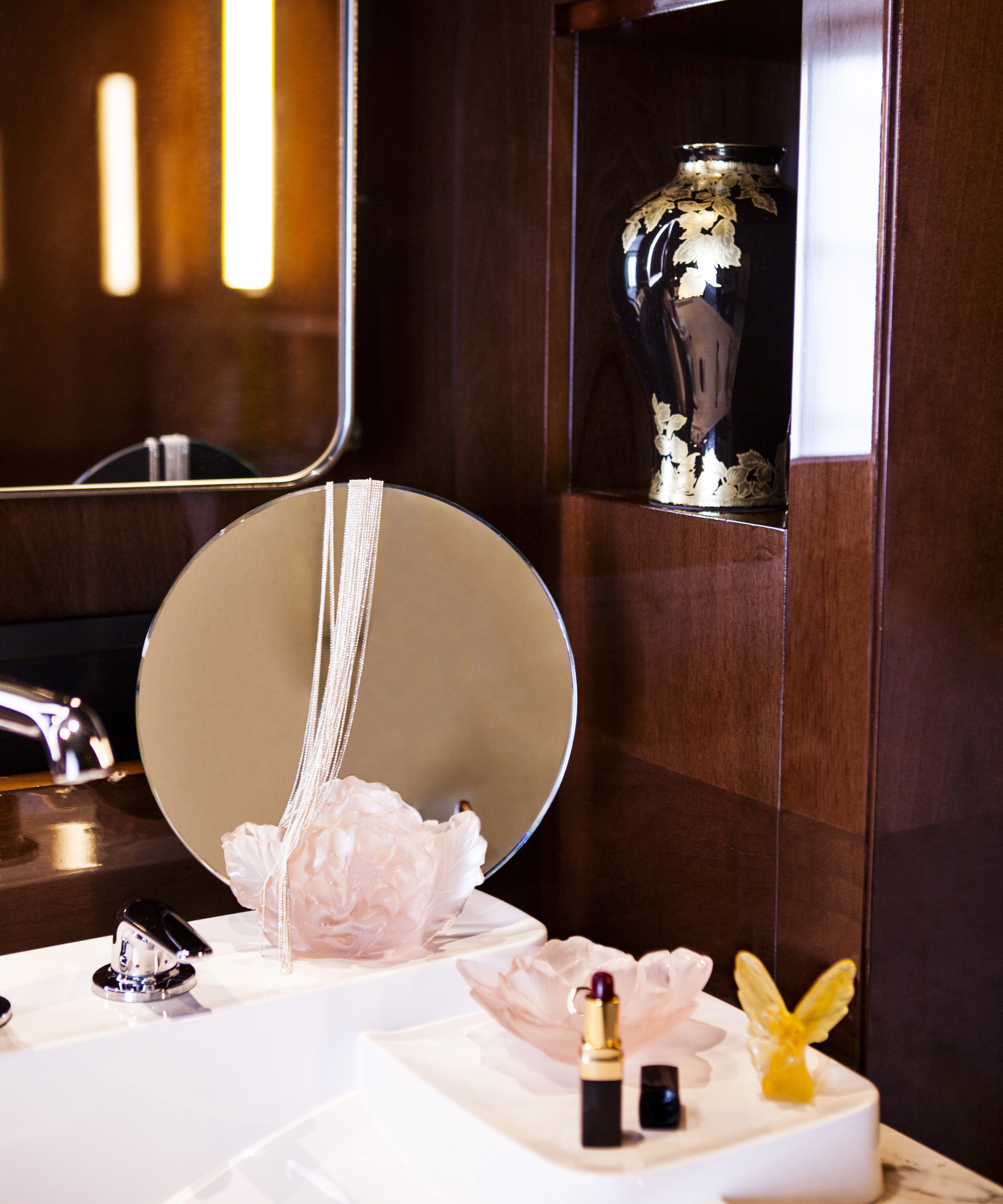 Petite coupe Camélia de la marque Daum avec décor en verre rose, élégante et délicate, visible en détail dans l’image.