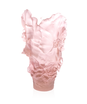 Vase Camelia Magnum Rose de la marque Daum, en verre soufflé avec finition colorée rose, décor élégant et artisanal.