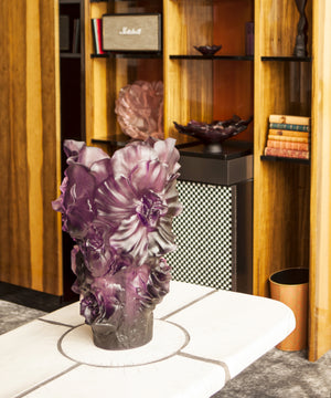 Vase Camélia Magnum violet de Daum, en verre soufflé, avec finition élégante et forme large, décoratif et coloré.