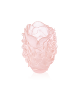 Vase petit modèle Camélia de Daum en verre coloré rose, avec forme élégante et détails artistiques visibles.