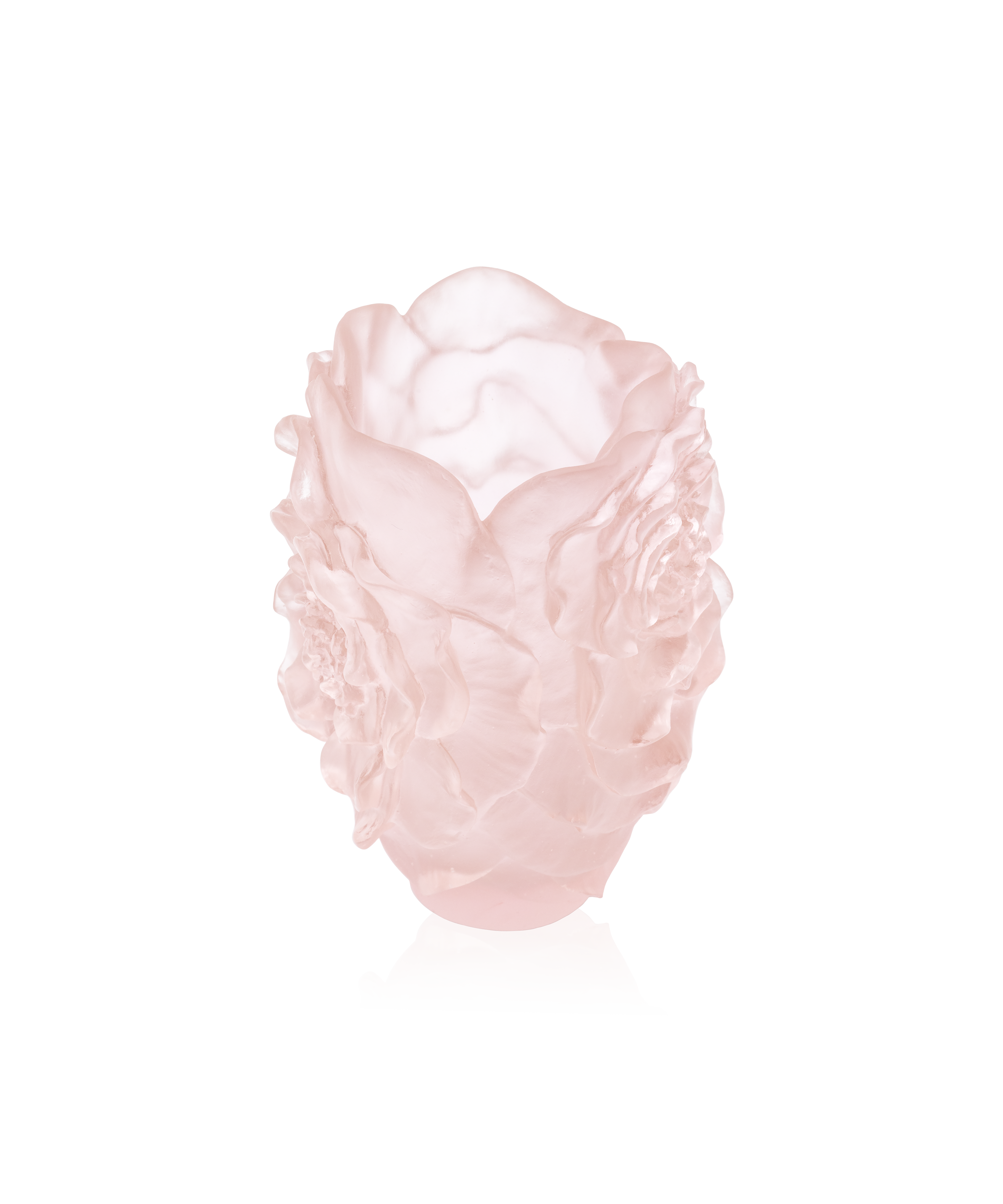 Vase petit modèle Camélia de Daum en verre coloré rose, avec forme élégante et détails artistiques visibles.