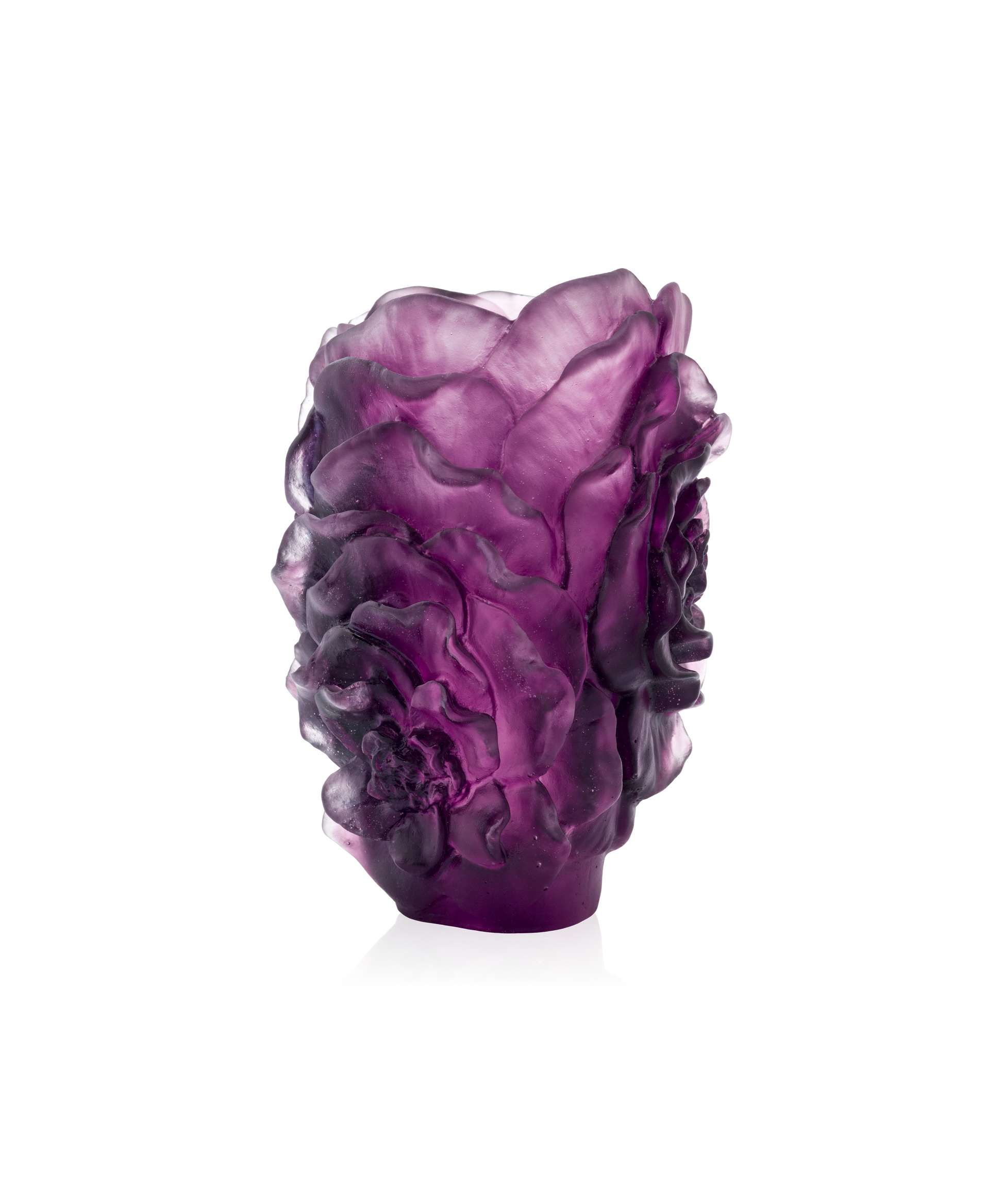 Vase Camélia petit modèle violet de la marque Daum, en verre soufflé avec motif floral délicat.