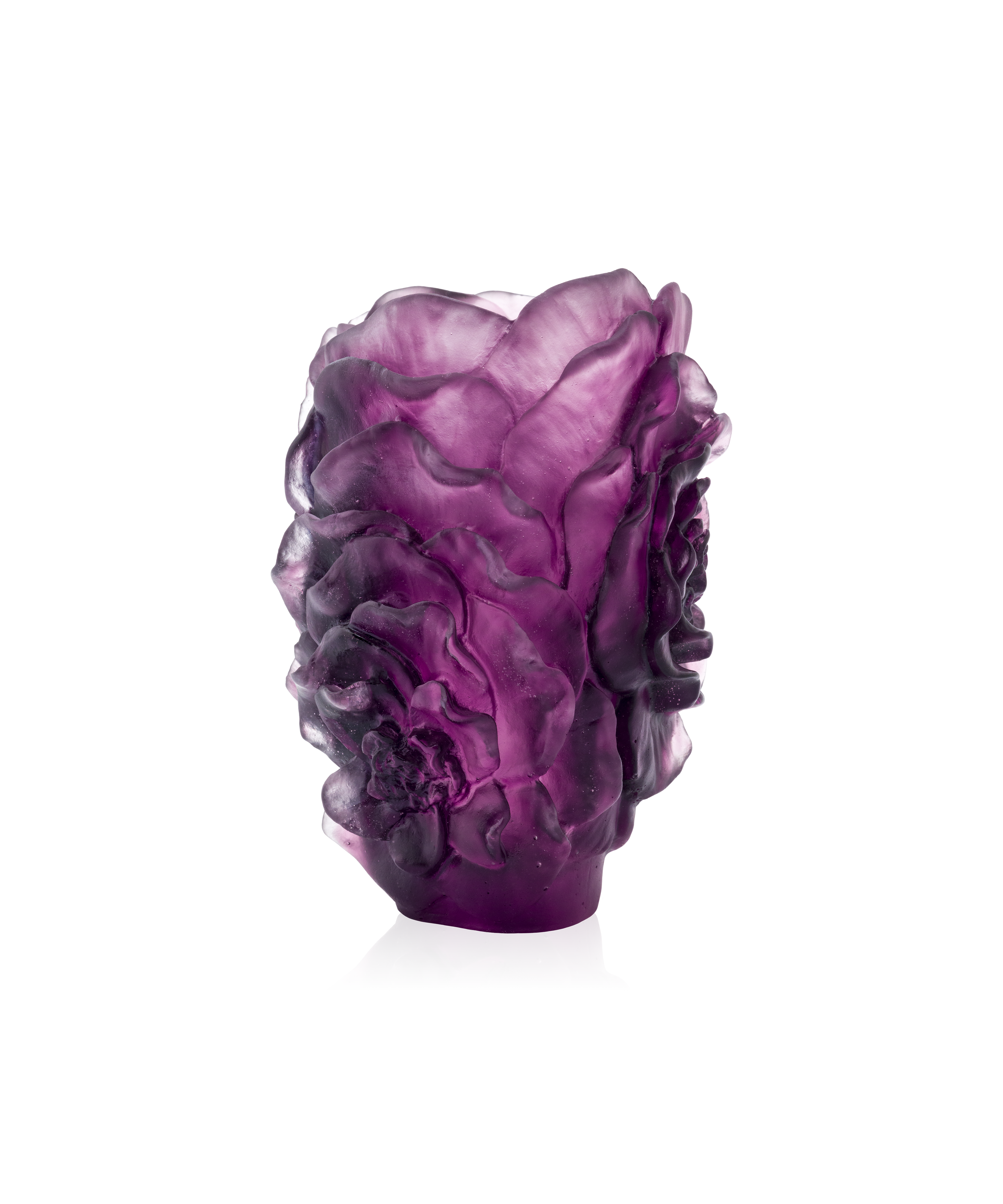 Vase petit modèle Camelia violet de la marque Daum, en verre coloré avec finition brillante et design élégant.