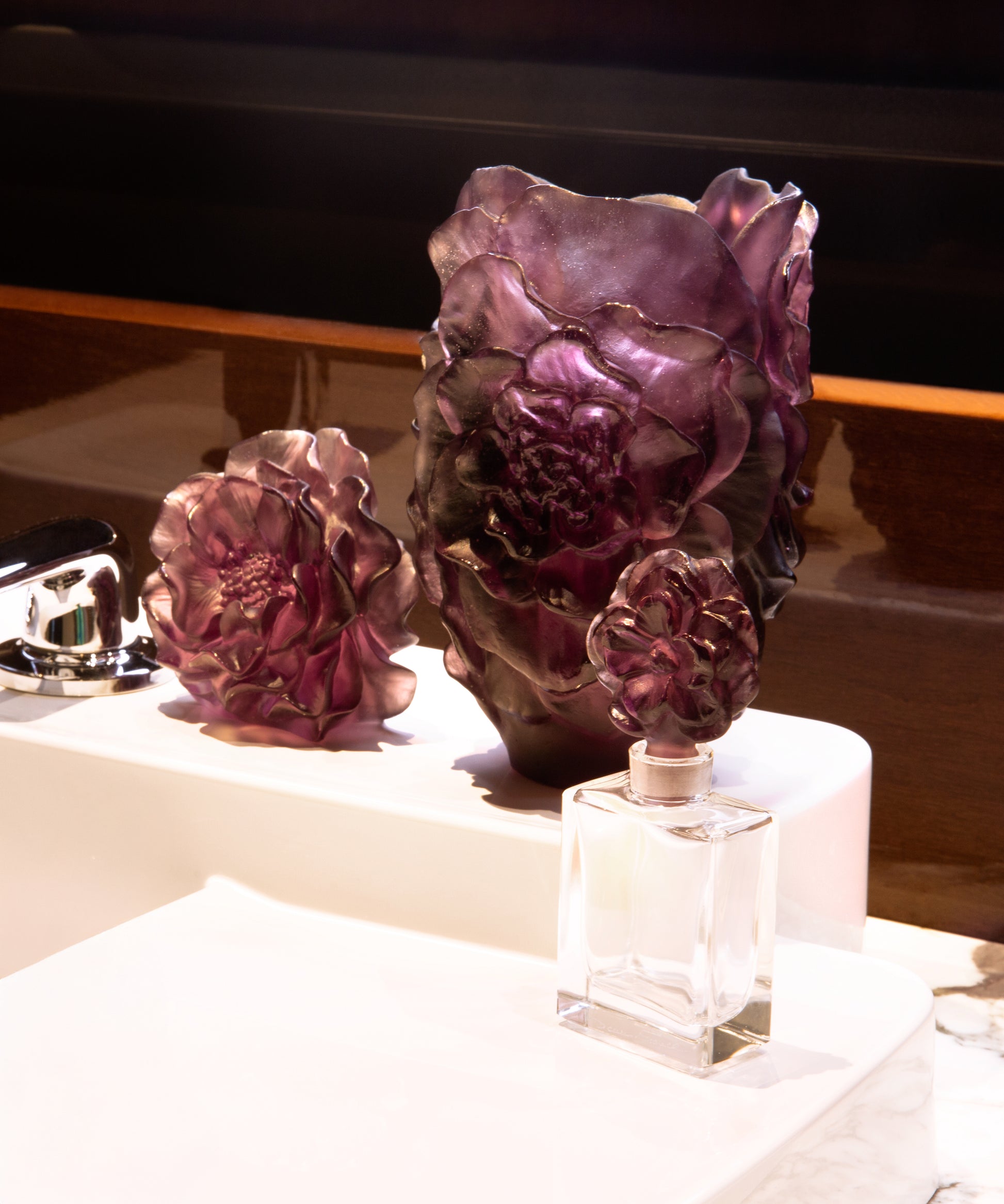 Vase Camélia petit modèle violet en verre Daum, avec une finition élégante et délicate, posé sur une surface blanche.