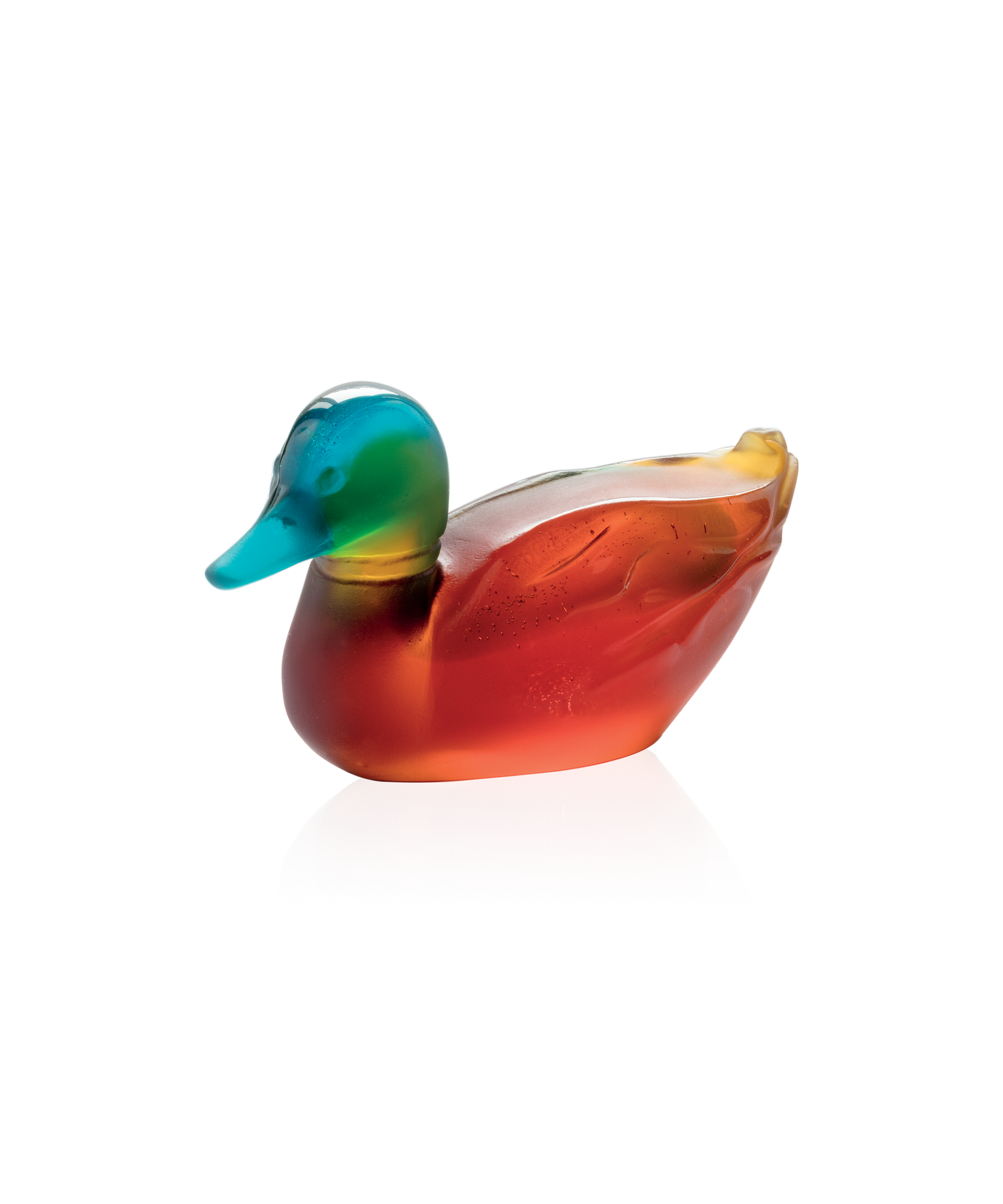 Canard colvert en verre Daum avec plumes détaillées et couleurs naturelles, posé sur un support en verre.