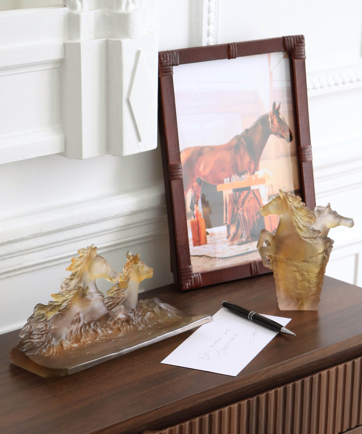 Plumier Cavalcade Brun glacé de la marque Daum, en verre élégant avec finition brillante, présenté sur un fond neutre.