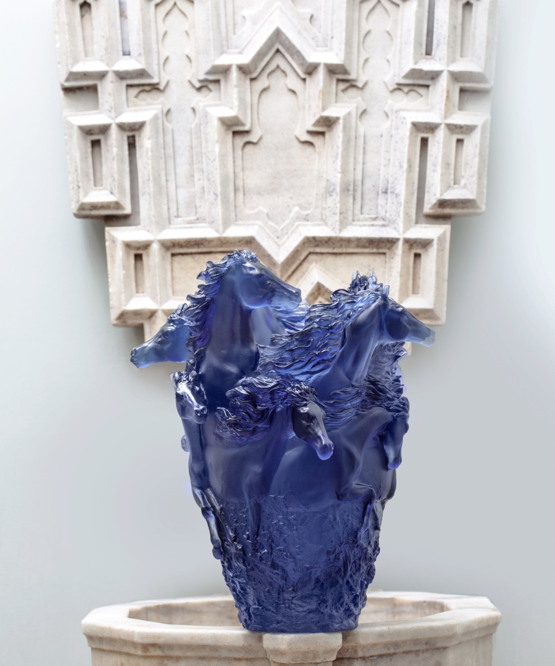 Vase Cavalcade grand modèle Bleu de Daum, verre soufflé avec design élégant et finition brillante.