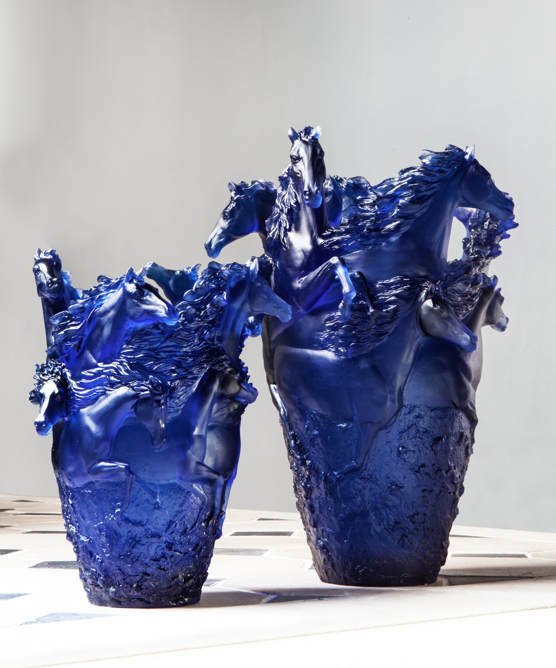 Vase Cavalcade grand modèle en verre bleu Daum, design élégant et artistique, avec finition raffinée et forme imposante.