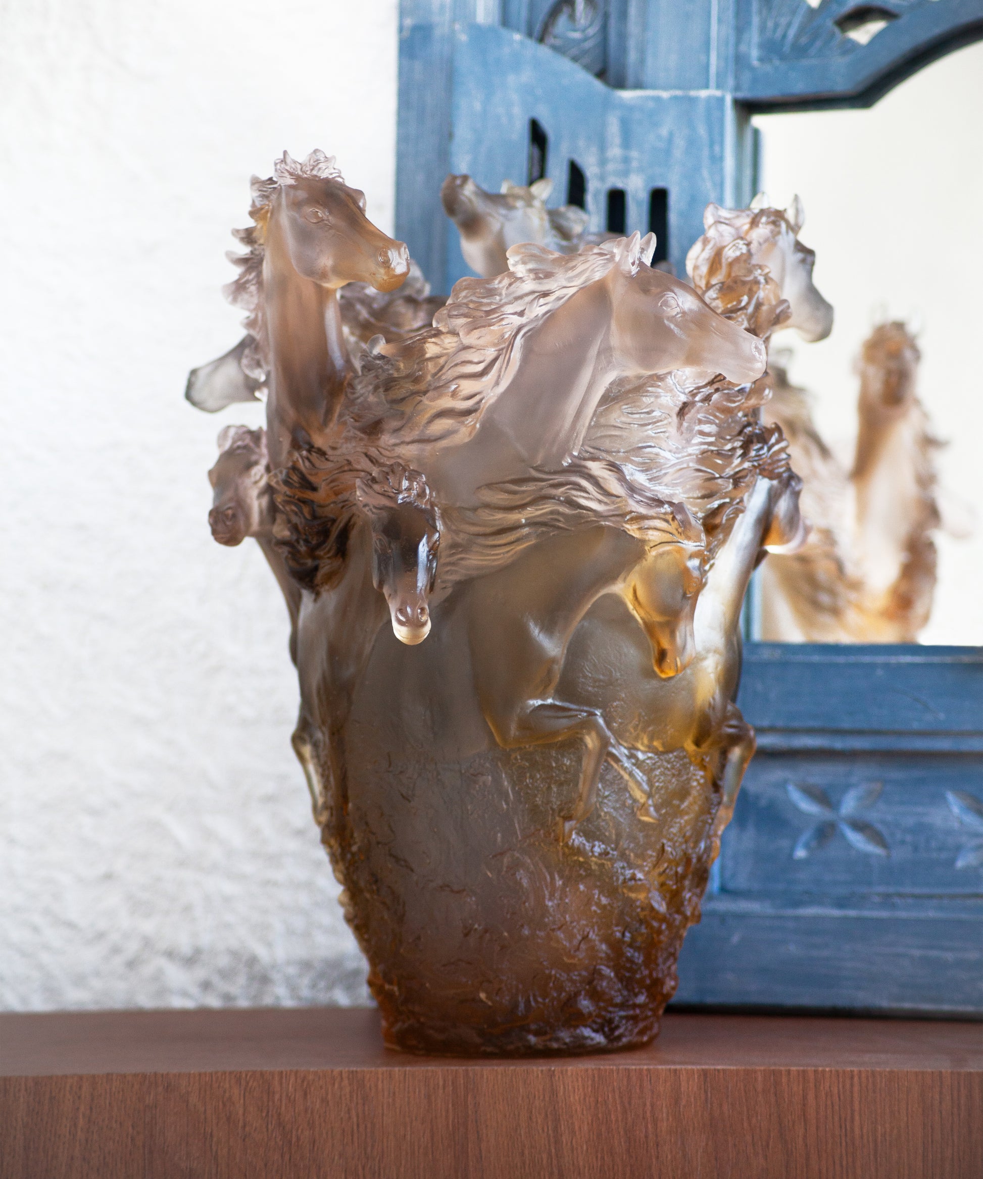 Vase Cavalcade grand modèle en verre brun glacé de la marque Daum, 500ex, avec finition élégante et design artistique.