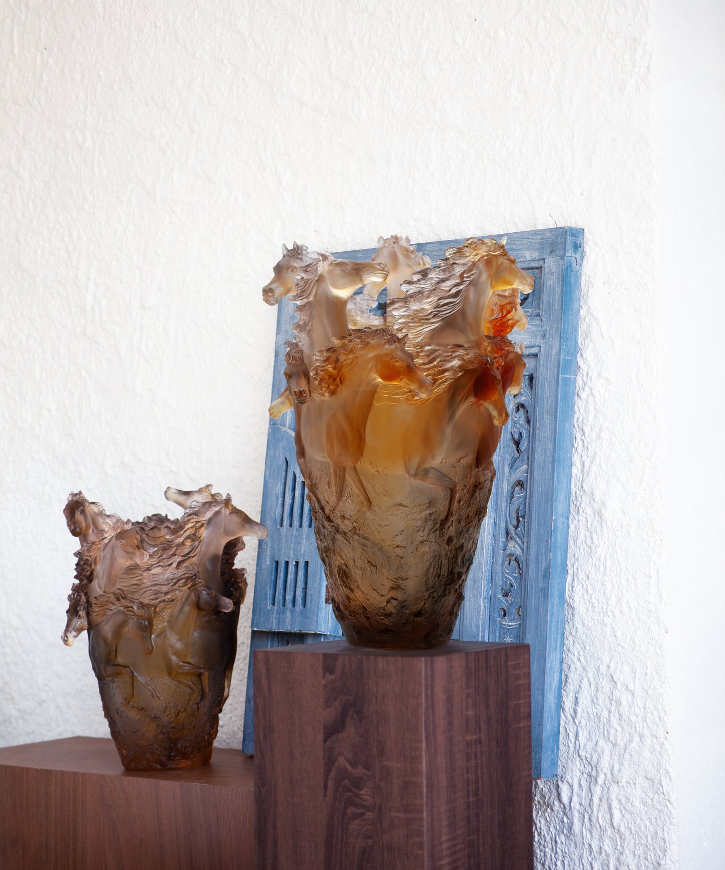 Vase Cavalcade grand modèle en verre brun glacé de la marque Daum, design élégant et artistique, vue de face.
