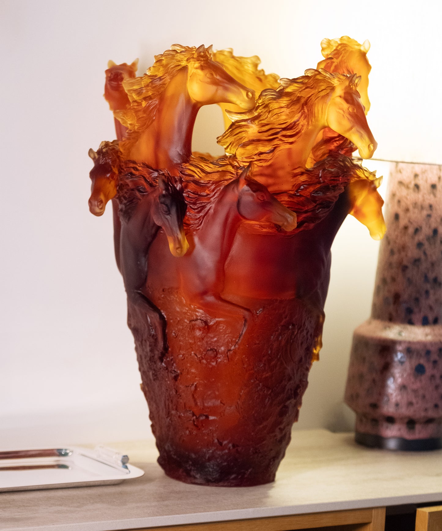 Vase Magnum Cavalcade Ambre Daum, verre soufflé coloré en nuances chaudes, avec motif élégant et finition brillante.