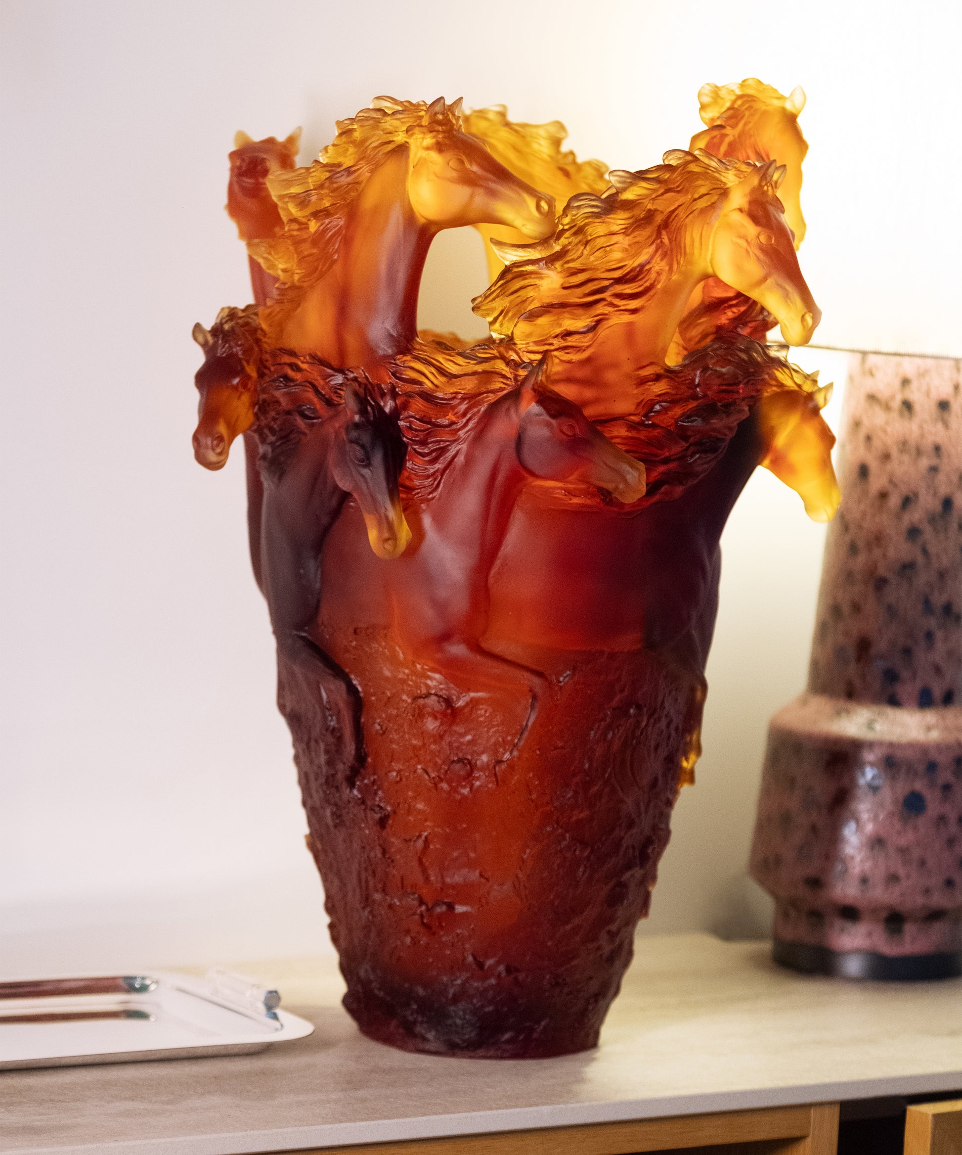 Vase Magnum Cavalcade Ambre Daum, verre soufflé coloré en nuances chaudes, avec motif élégant et finition brillante.
