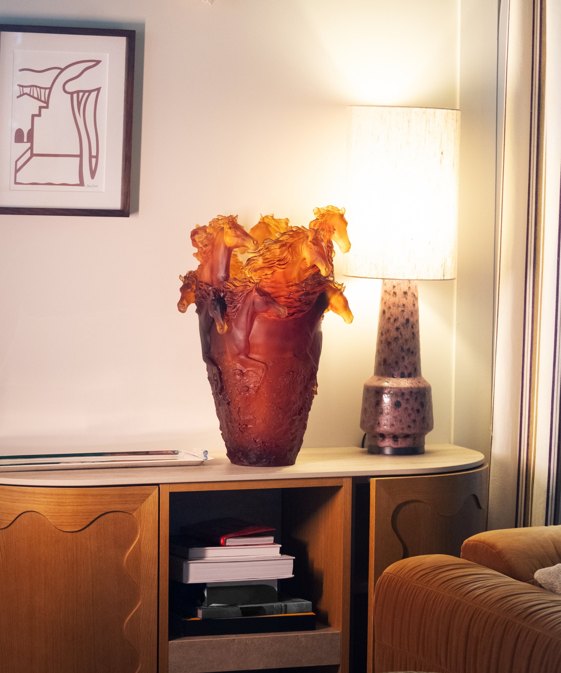 Vase Magnum Cavalcade Daum en verre amber avec motif élégant, taille exceptionnelle, sur fond neutre.