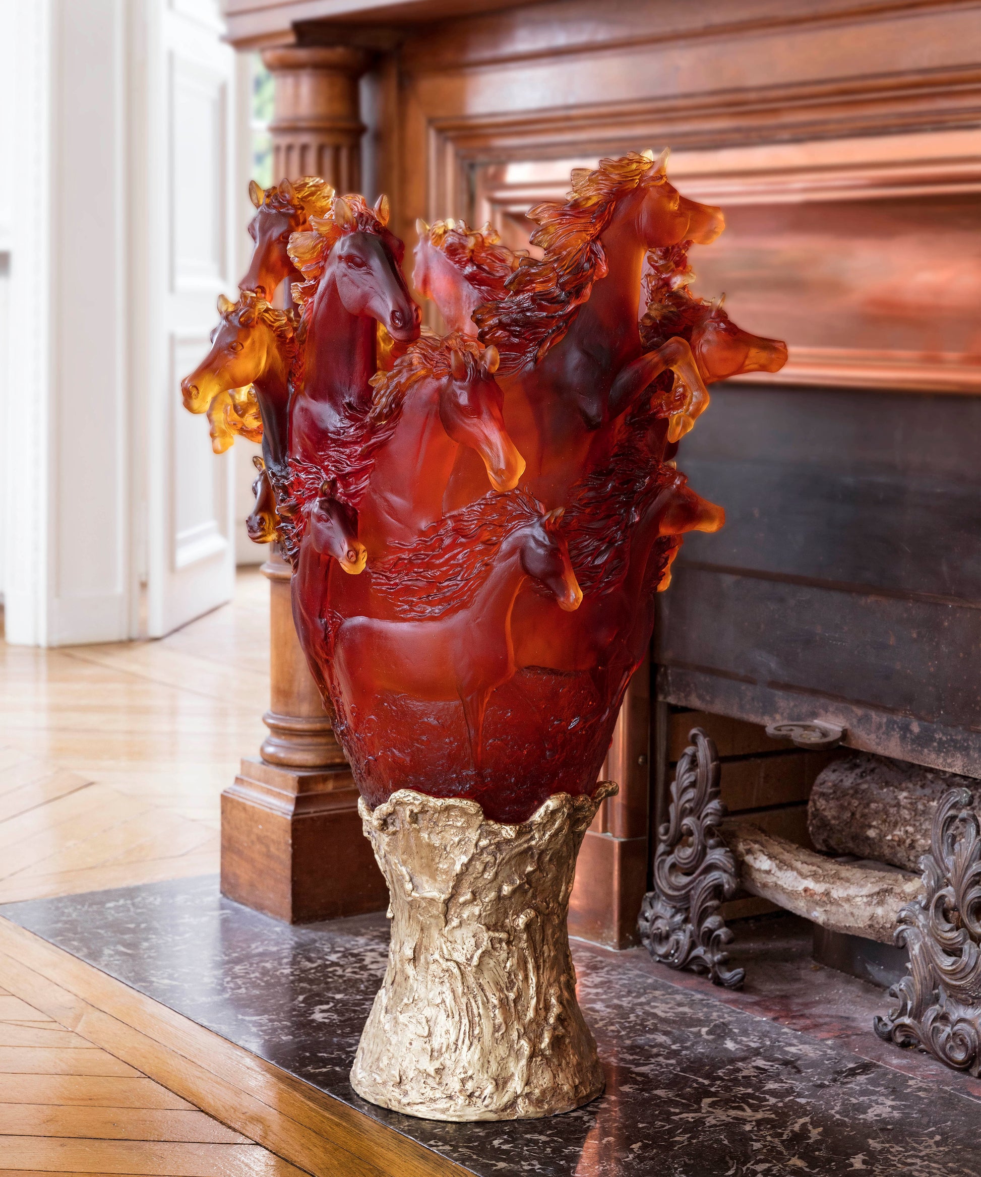 Vase Cavalcade prestige Ambre Daum avec finition élégante, 50 cm, verre soufflé coloré dans une image de présentation.