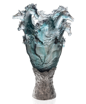 Vase Cavalcade Daum prestige bleu-gris, en verre élégant, avec finition raffinée, présenté en lot de 50 exemplaires.
