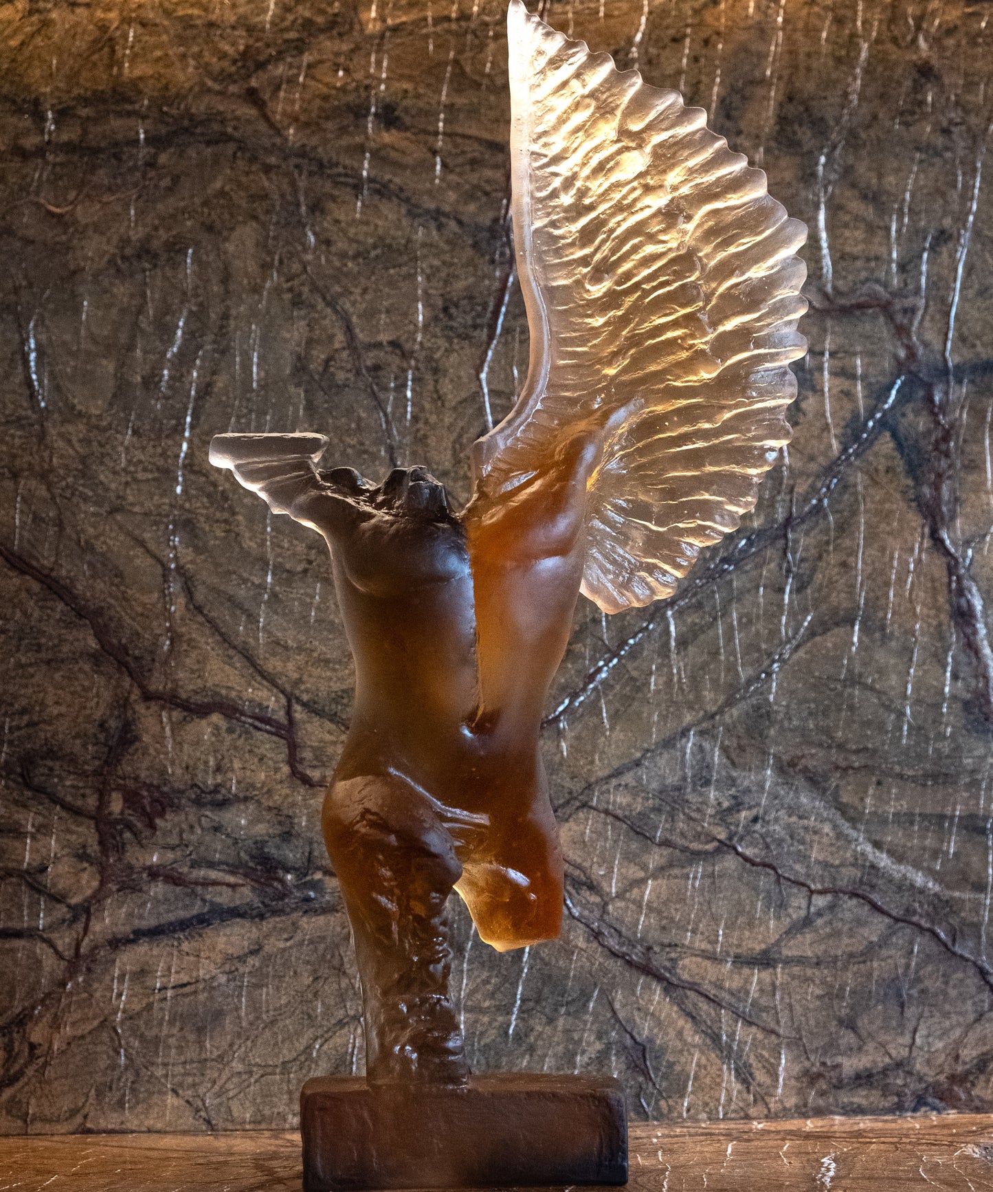 Céyx de Dominique Vial 99ex en verre de Daum, sculpture artistique avec détails colorés et formes organiques.