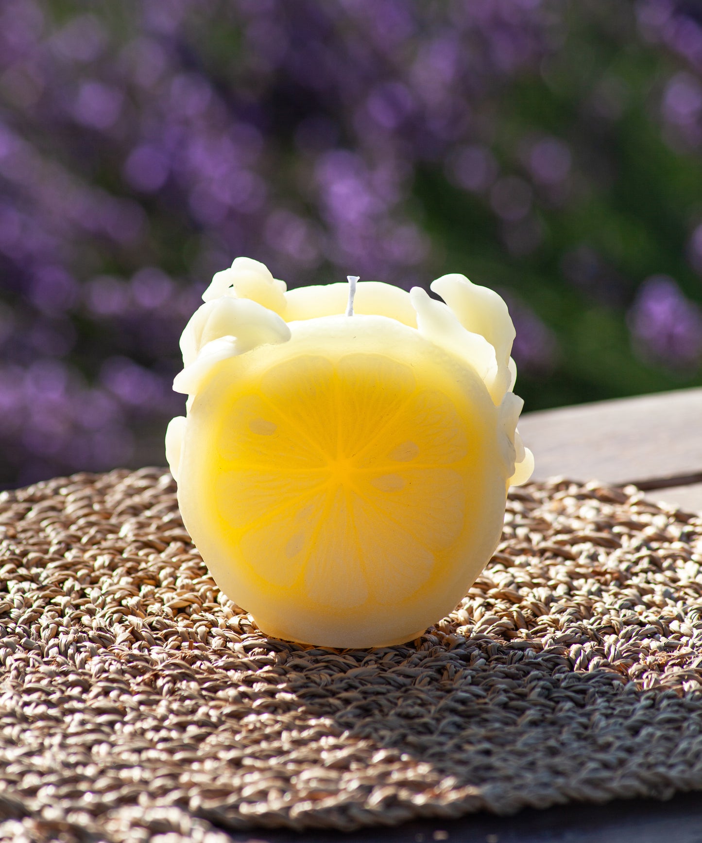 Bougie jaune Citrus de la marque Daum, avec une forme élégante et un design lumineux, idéale pour la décoration intérieure.