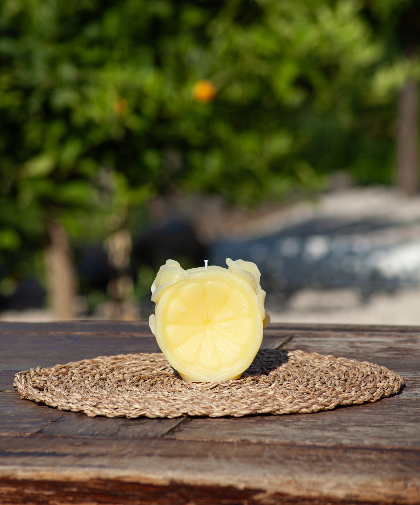 Bougie jaune Citrus de la marque Daum, élégante bougie parfumée avec design sophistiqué.
