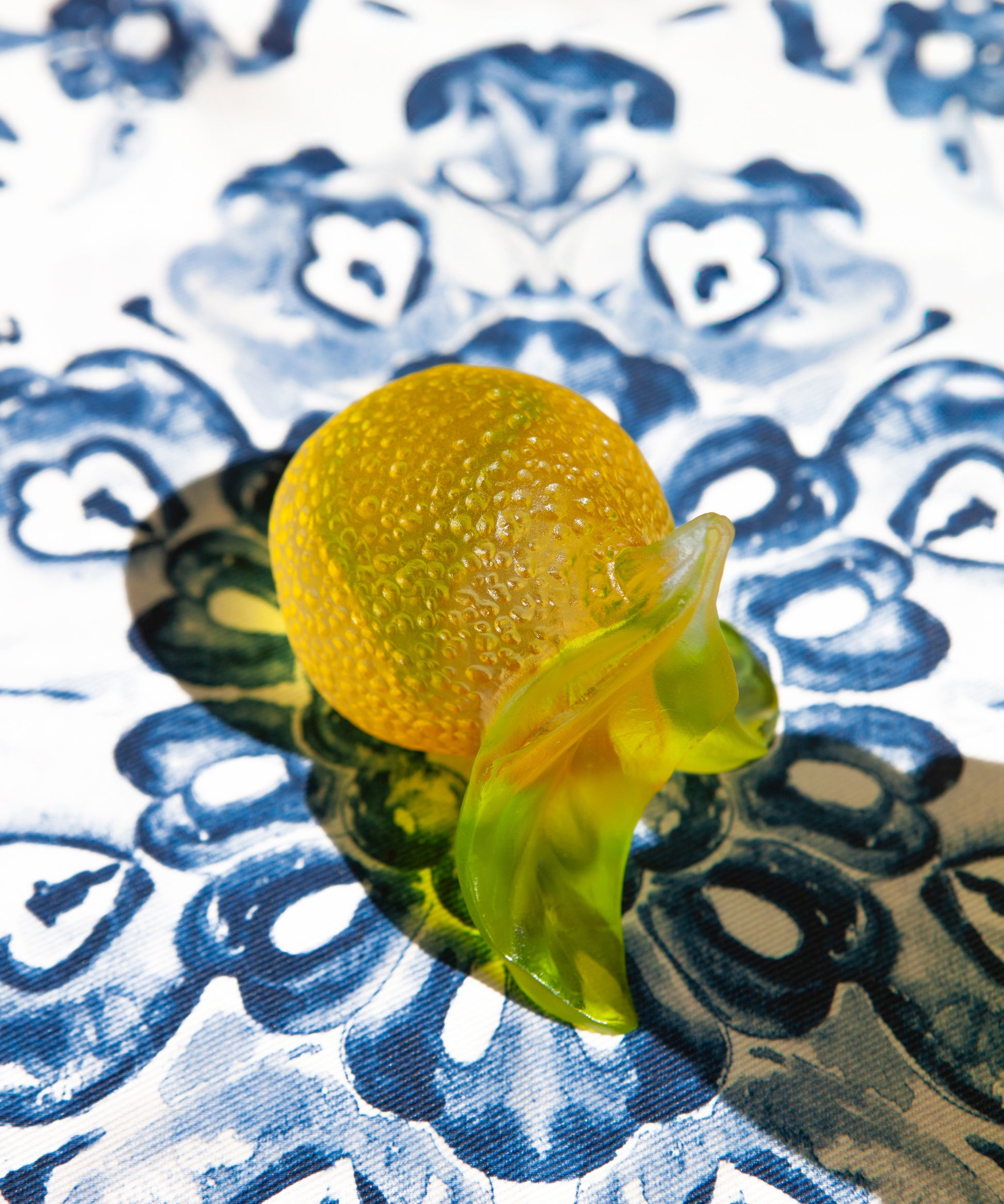 Décoratif Citron Citron de Daum, objet de décoration en verre avec forme de citron jaune vif.