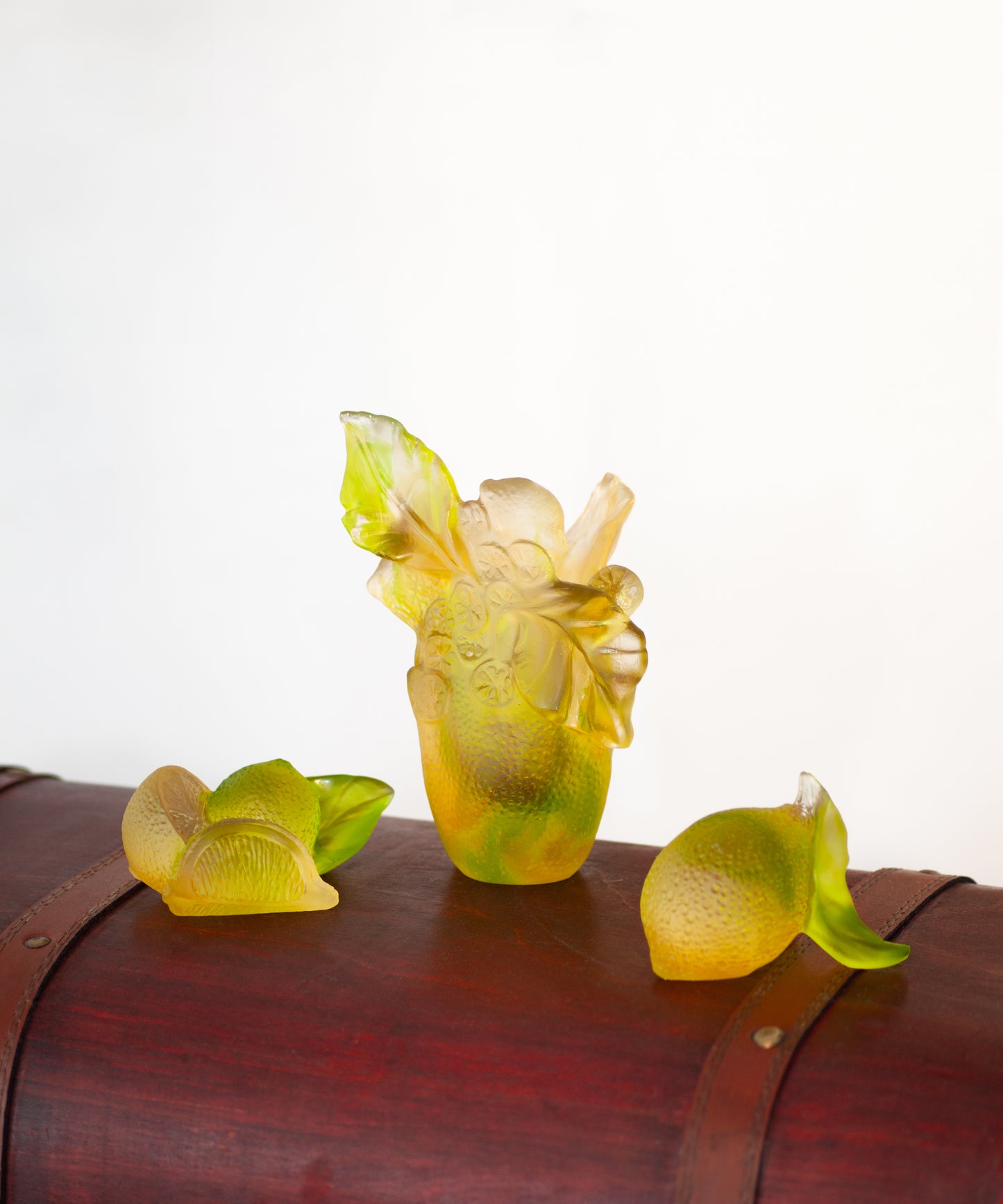 Citron décoratif en verre de la marque Daum, motif élégant et coloré, idéal pour la décoration intérieure.