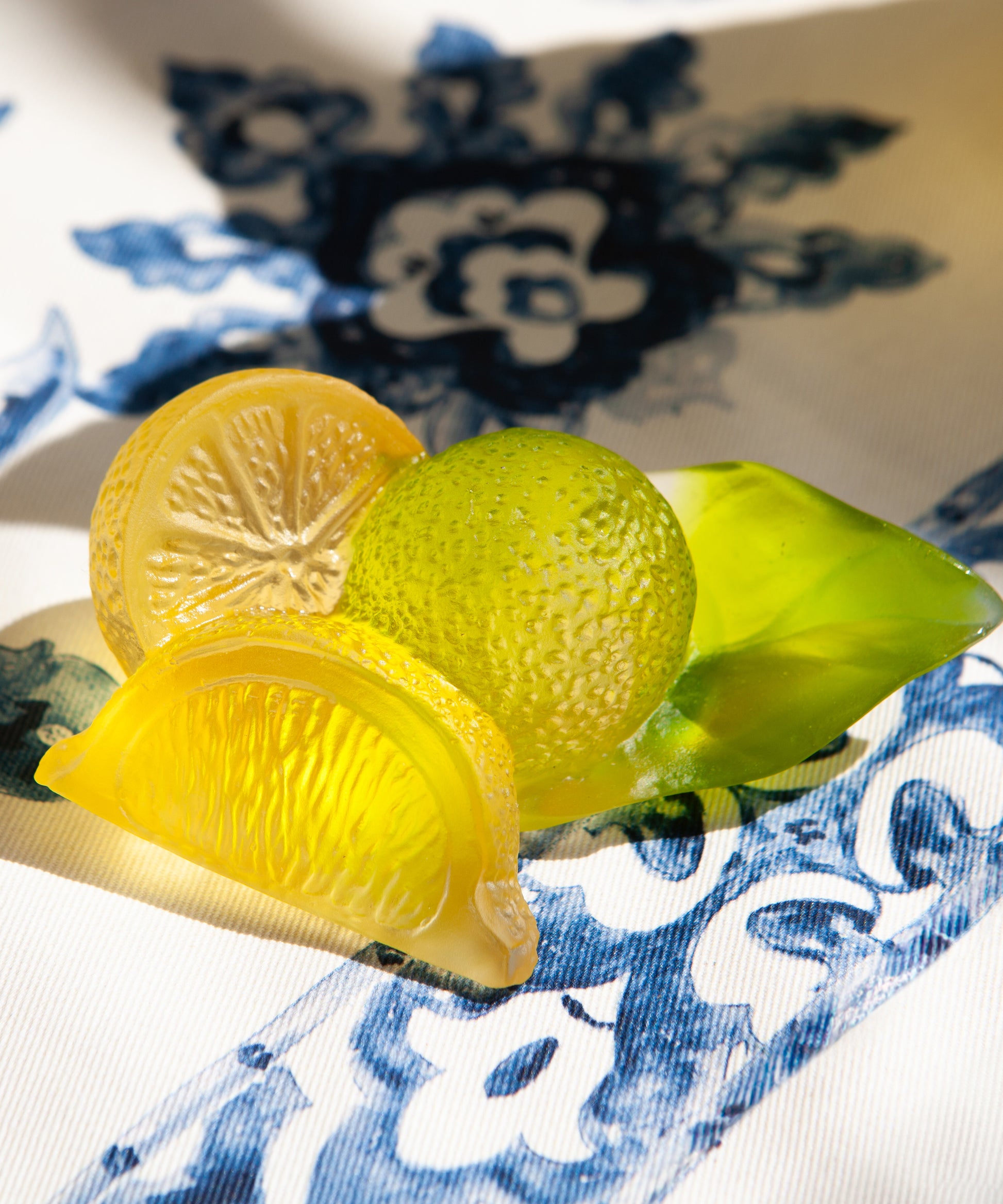 Composition décorative en citrus de la marque Daum, avec des formes colorées et artistiques en verre.