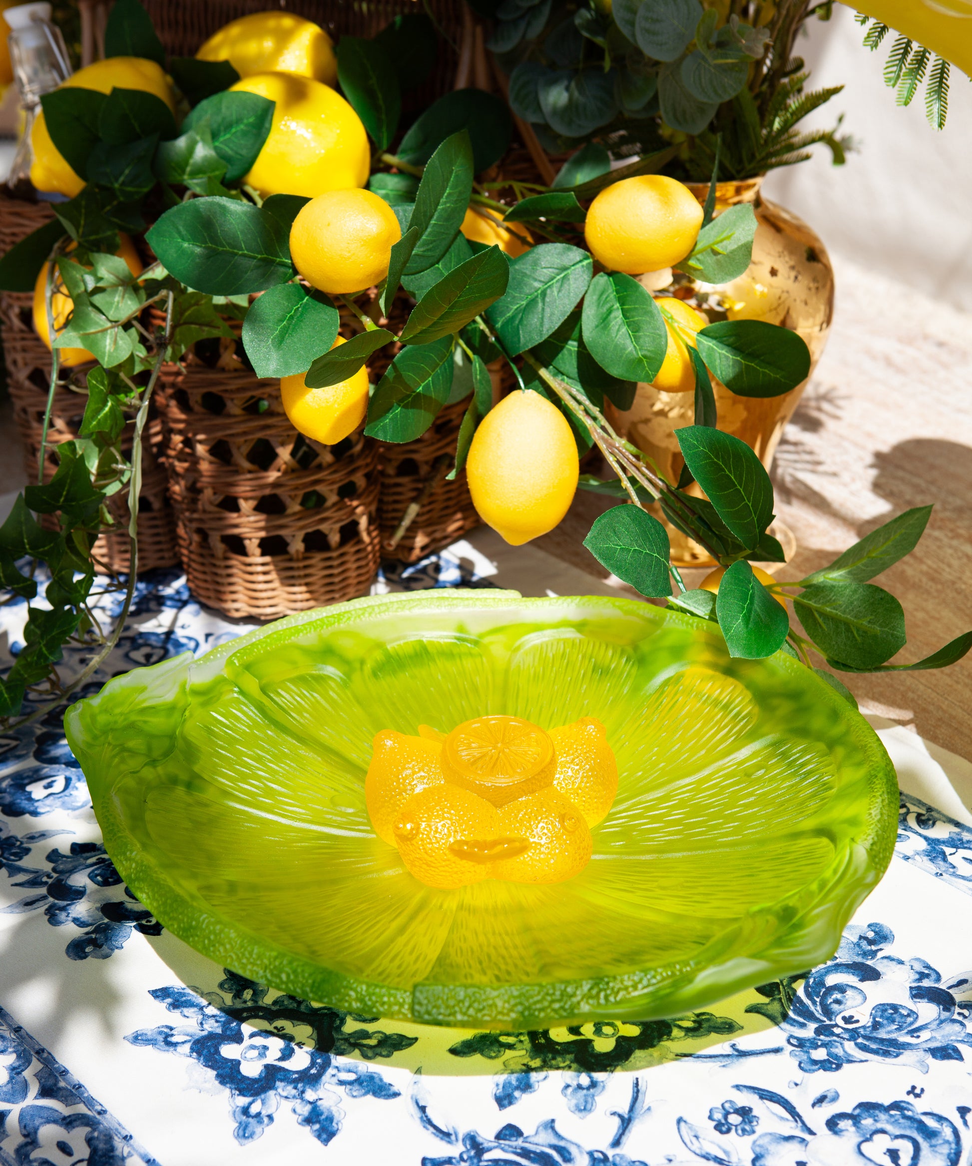 Coupe sur pied citrus Daum en verre transparent, décoration élégante pour fruits ou desserts.