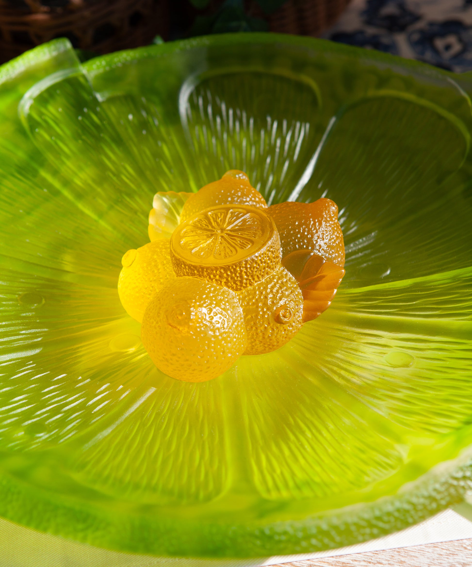 Coupe à citrus Daum sur pied en verre coloré, design élégant et translucide, modèle 225ex.