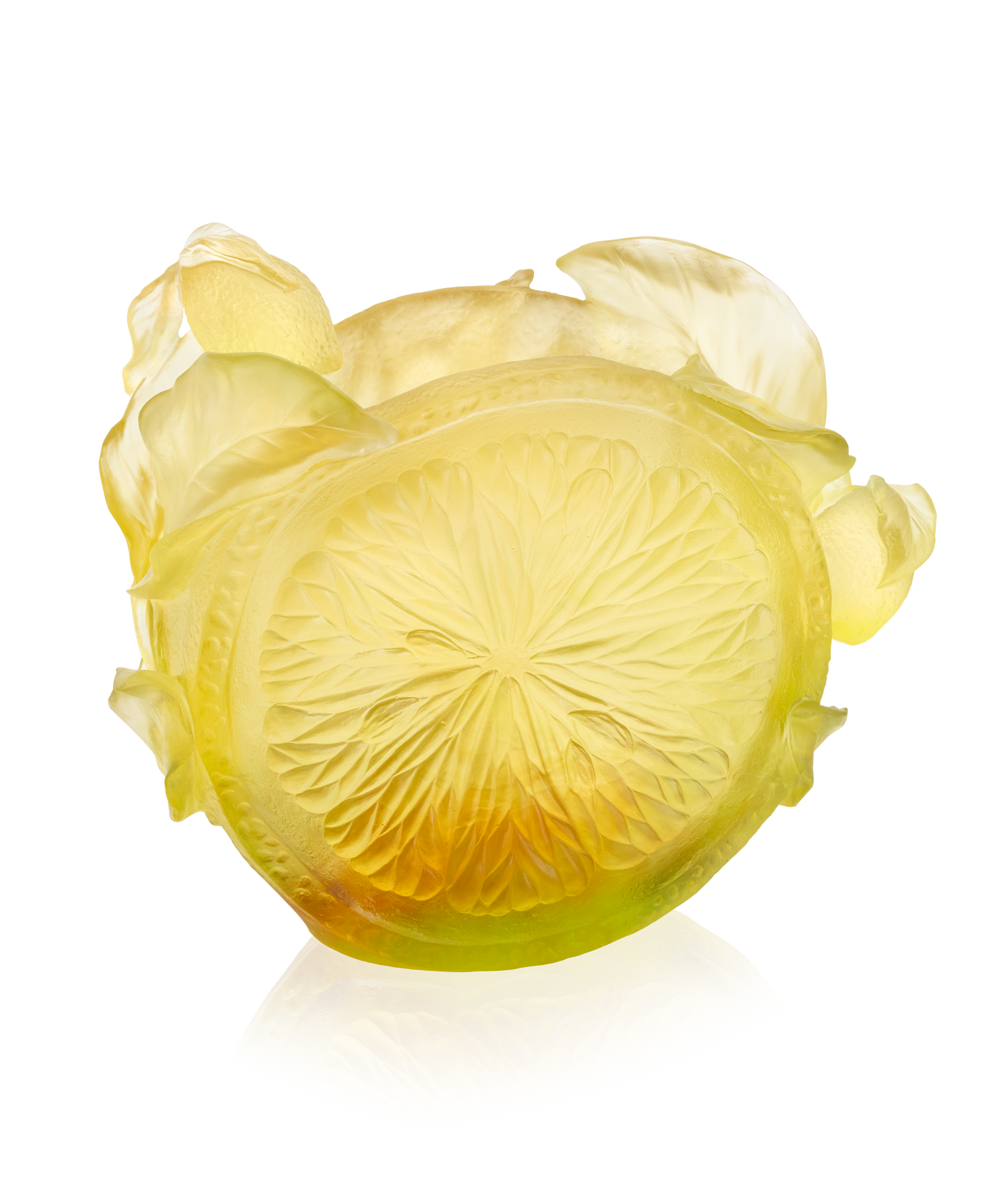 Vase grand modèle Citrus de la marque Daum avec motif en relief, en verre coloré jaune et orange.