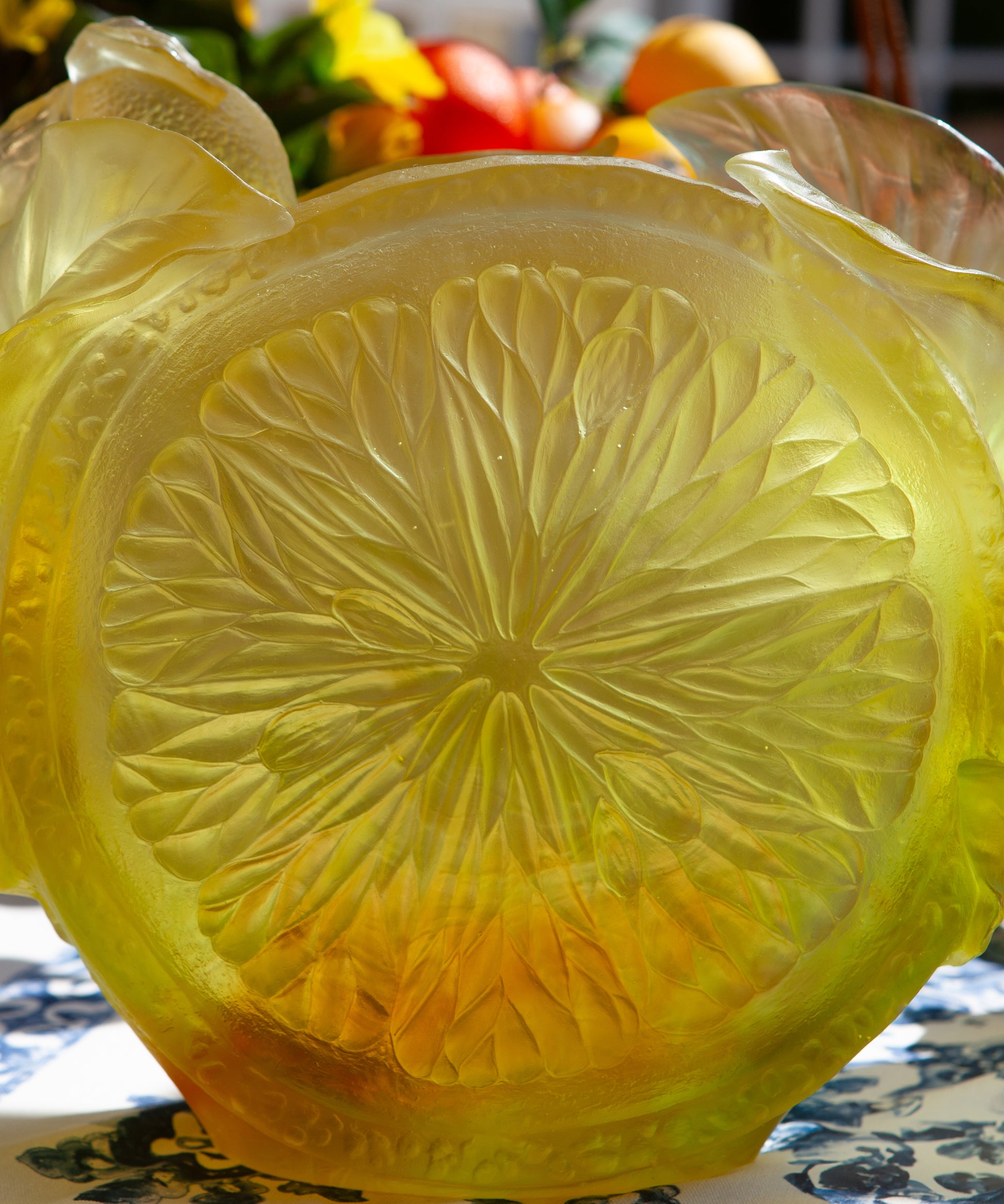 Vase grand modèle Citrus de Daum, en verre coloré avec motif citrus sculpté, décor élégant pour la maison.