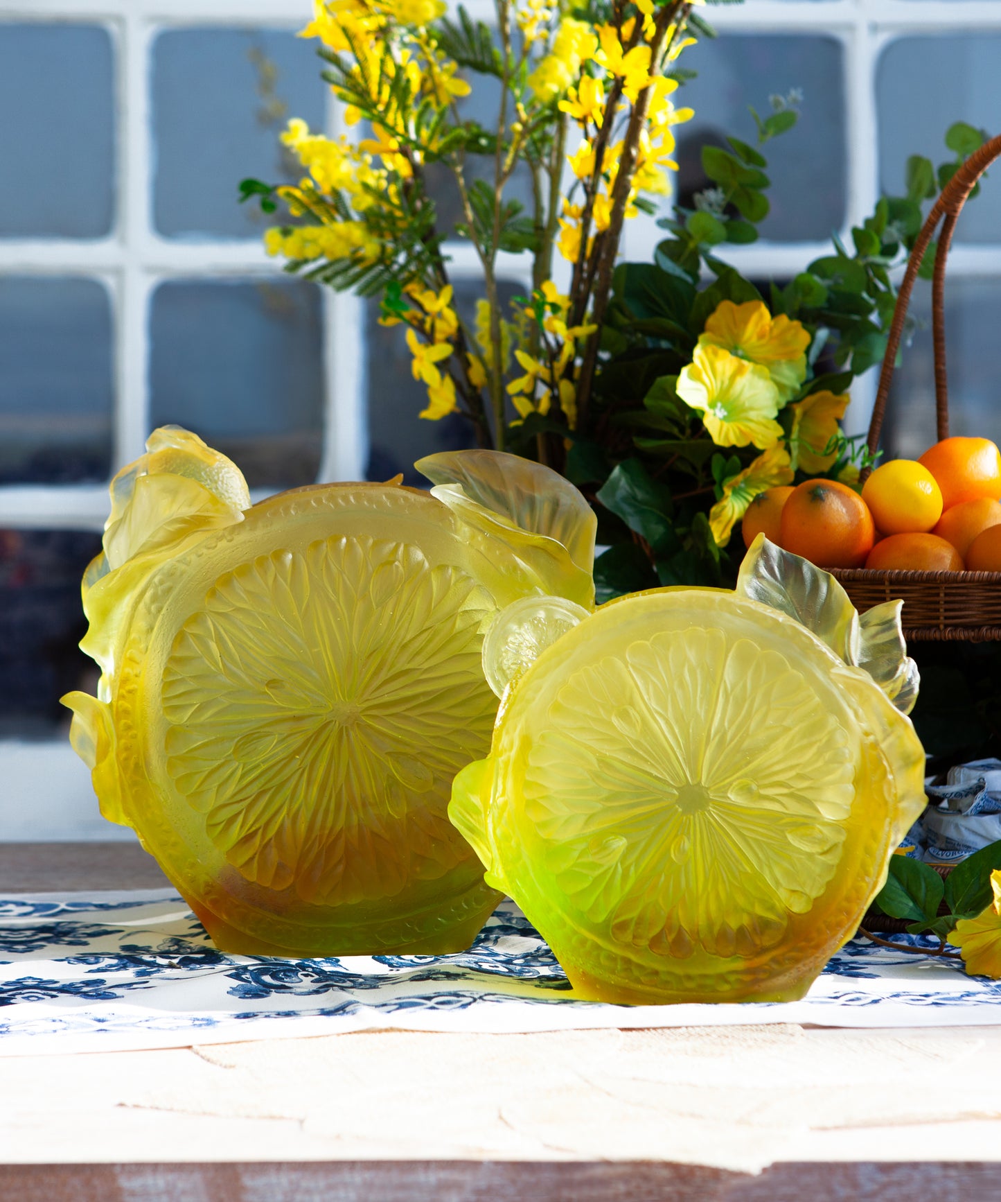 Vase grand modèle Citrus de Daum en verre coloré avec motif citron, visible en détail.