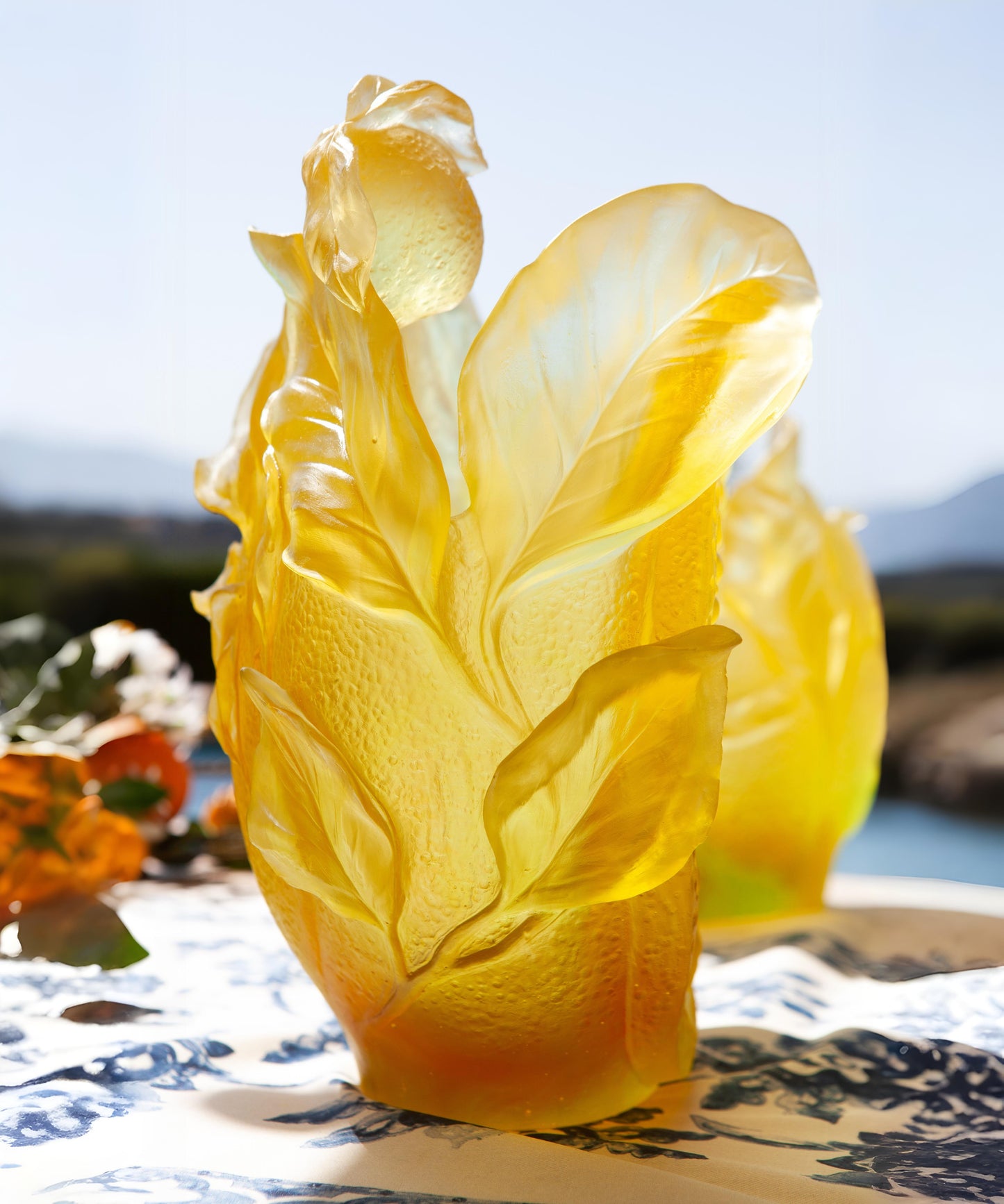 Vase Citrus grand modèle 175ex de la marque Daum, en verre coloré avec motif citronnier, visible en gros plan.