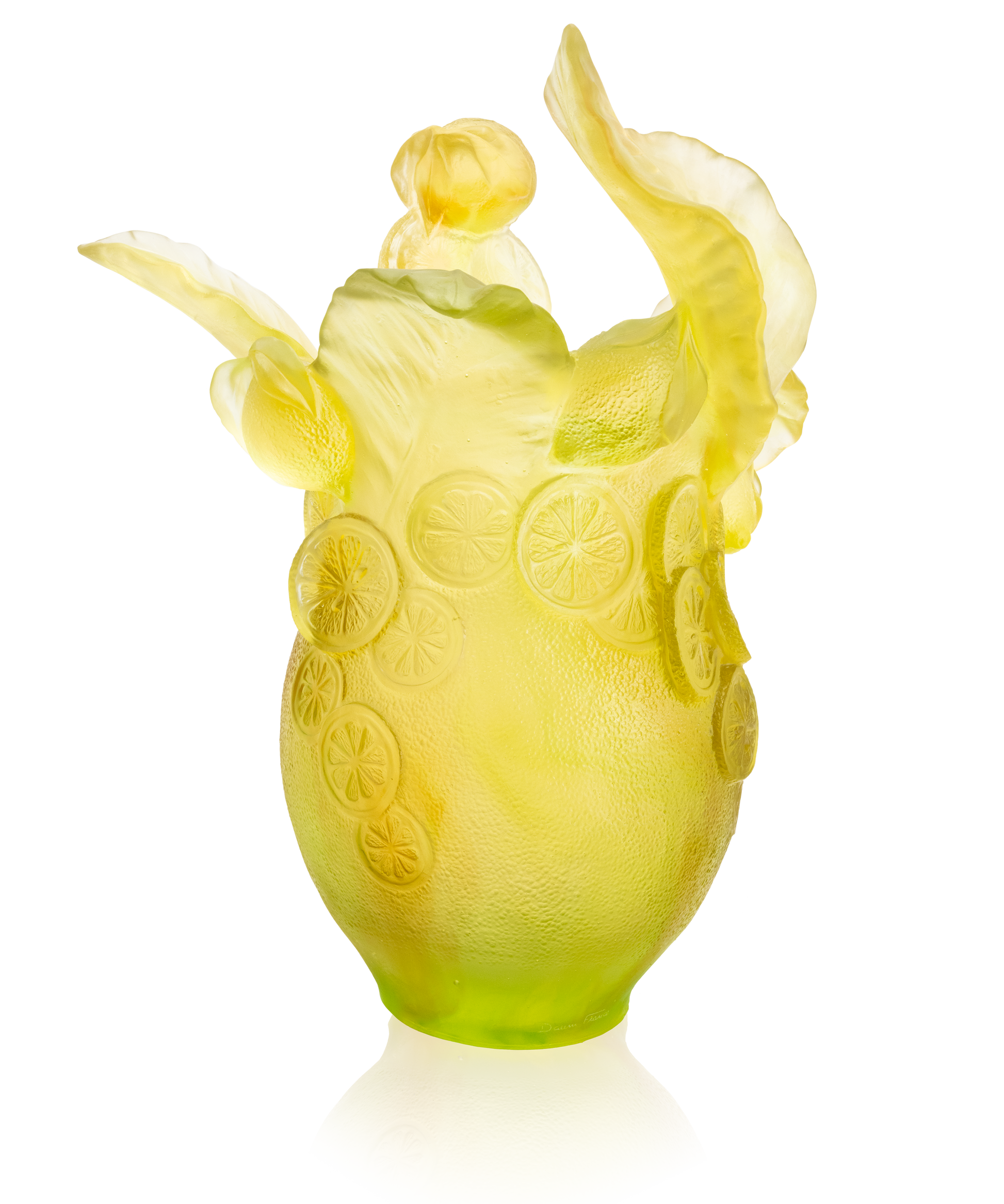 Vase Magnum Citrus Daum, verre soufflé coloré avec motif orange et vert, élégant et unique, sur fond blanc.